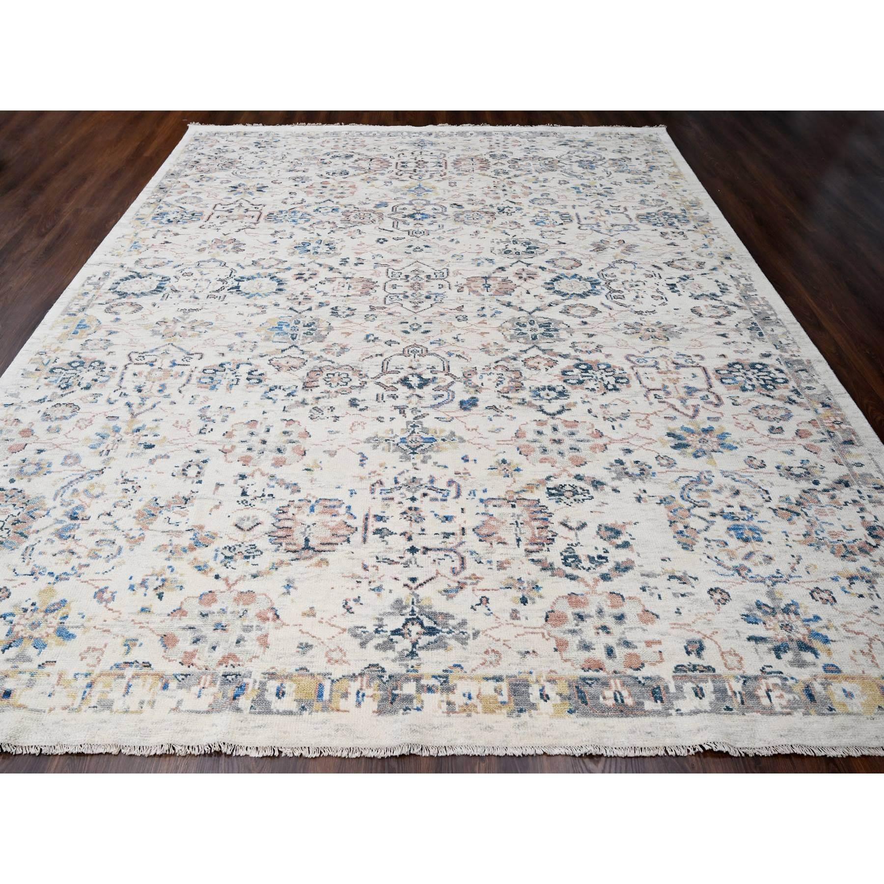 Si tratta di un autentico tappeto orientale unico al 100% in lana, annodato a mano e di grandi dimensioni. È stato annodato per mesi e mesi con tecniche di tessitura secolari da esperti artigiani.
Materiali primari: Lana
Lattice: No Pile 
altezza: