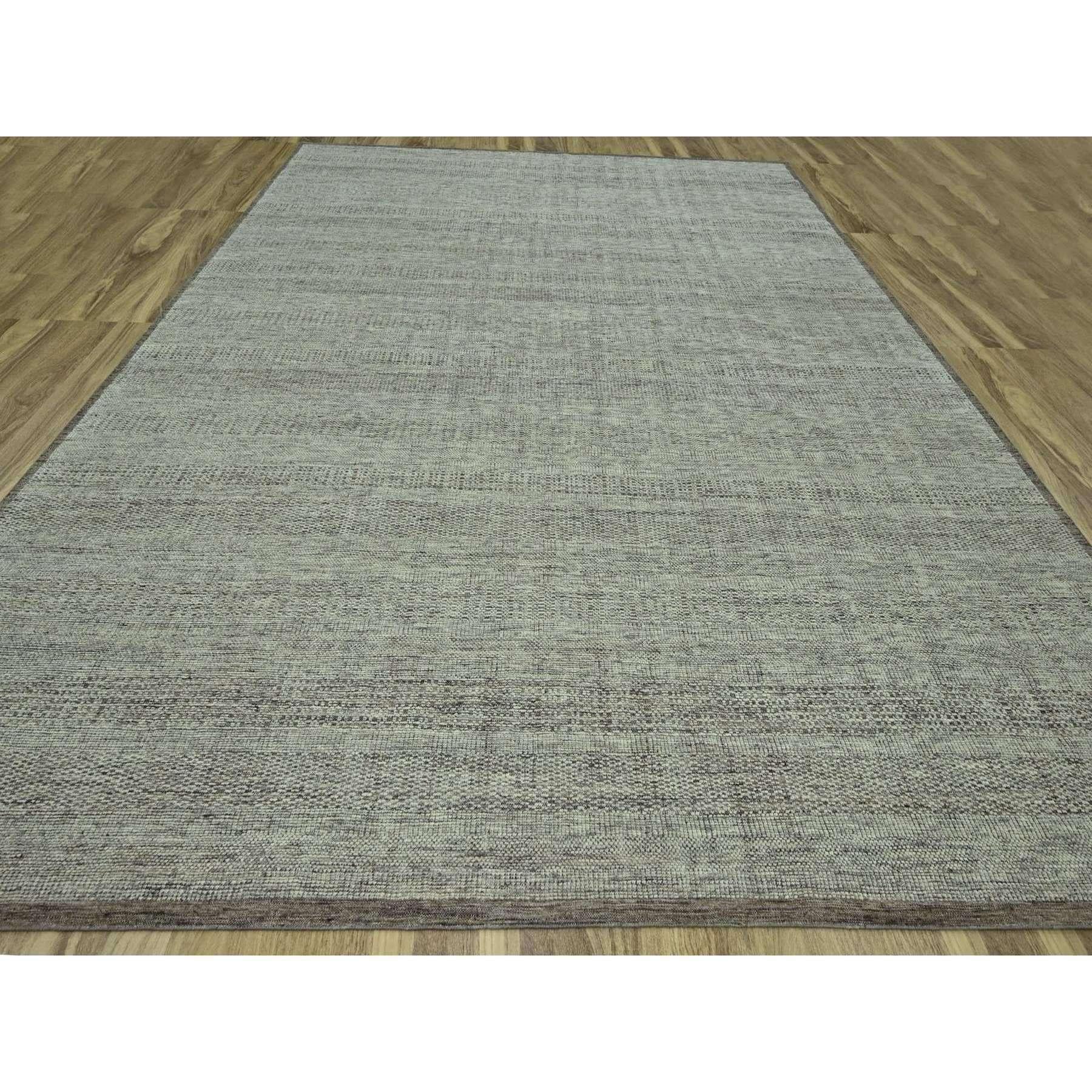 Johannisbrotbraun und elfenbeinfarben, Distressed und oxidiertes Gras-Design mit freiliegenden Kettfäden, 100% Wolle, handgeknüpft, XL, Übergröße, Orientteppich
Primäre MATERIALIEN: Wolle
Latex: Kein Flor 
Höhe: 0,25 Zoll
Stil: AM