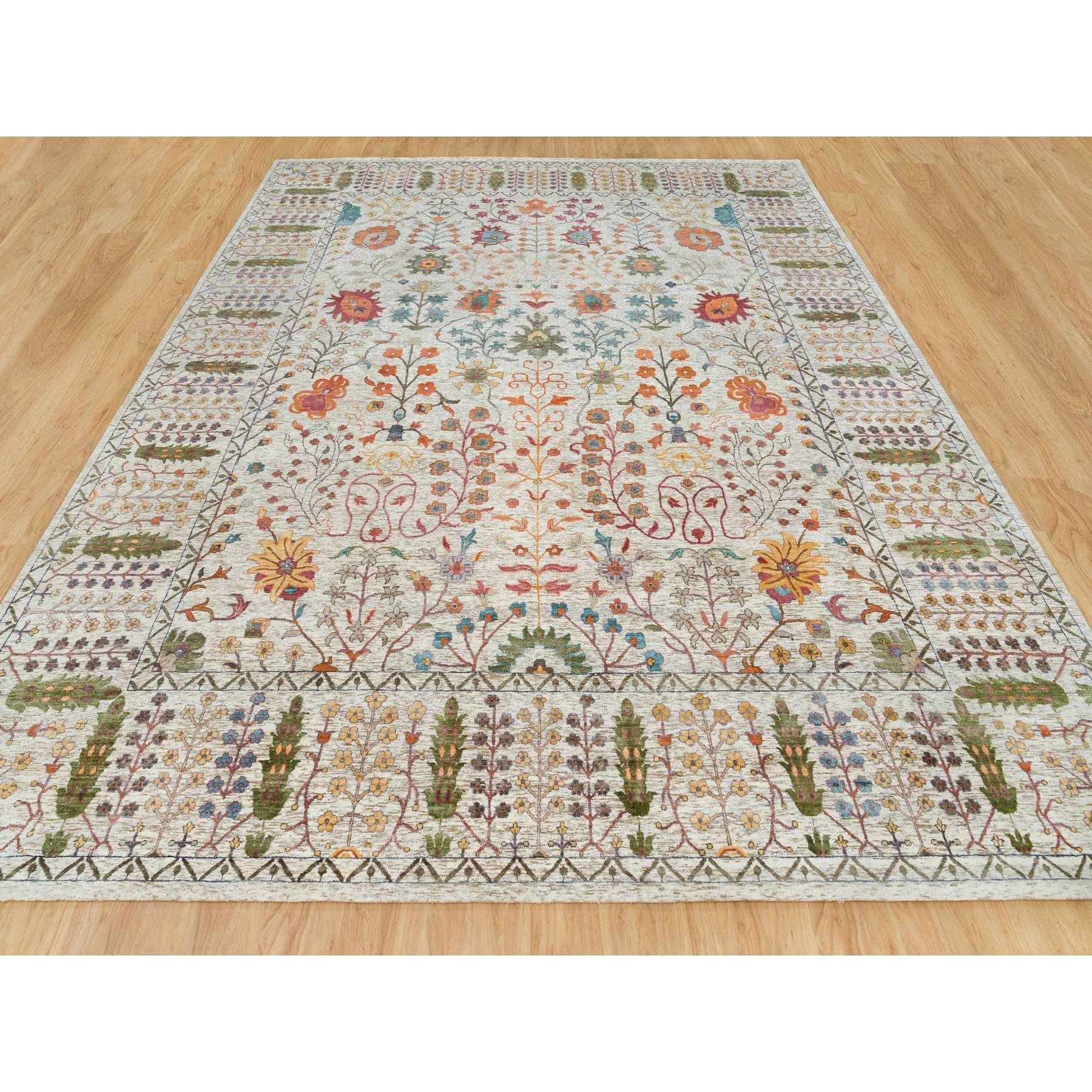 Taupe, Directional Vase All Over Design, soie et laine texturée, noué à la main, tapis oriental surdimensionné
Matériaux primaires : Laine et soie
Latex : Pas de poils 
hauteur : 0,25 pouces
Style : Transitionnel
Couleur primaire : marron
Couleurs