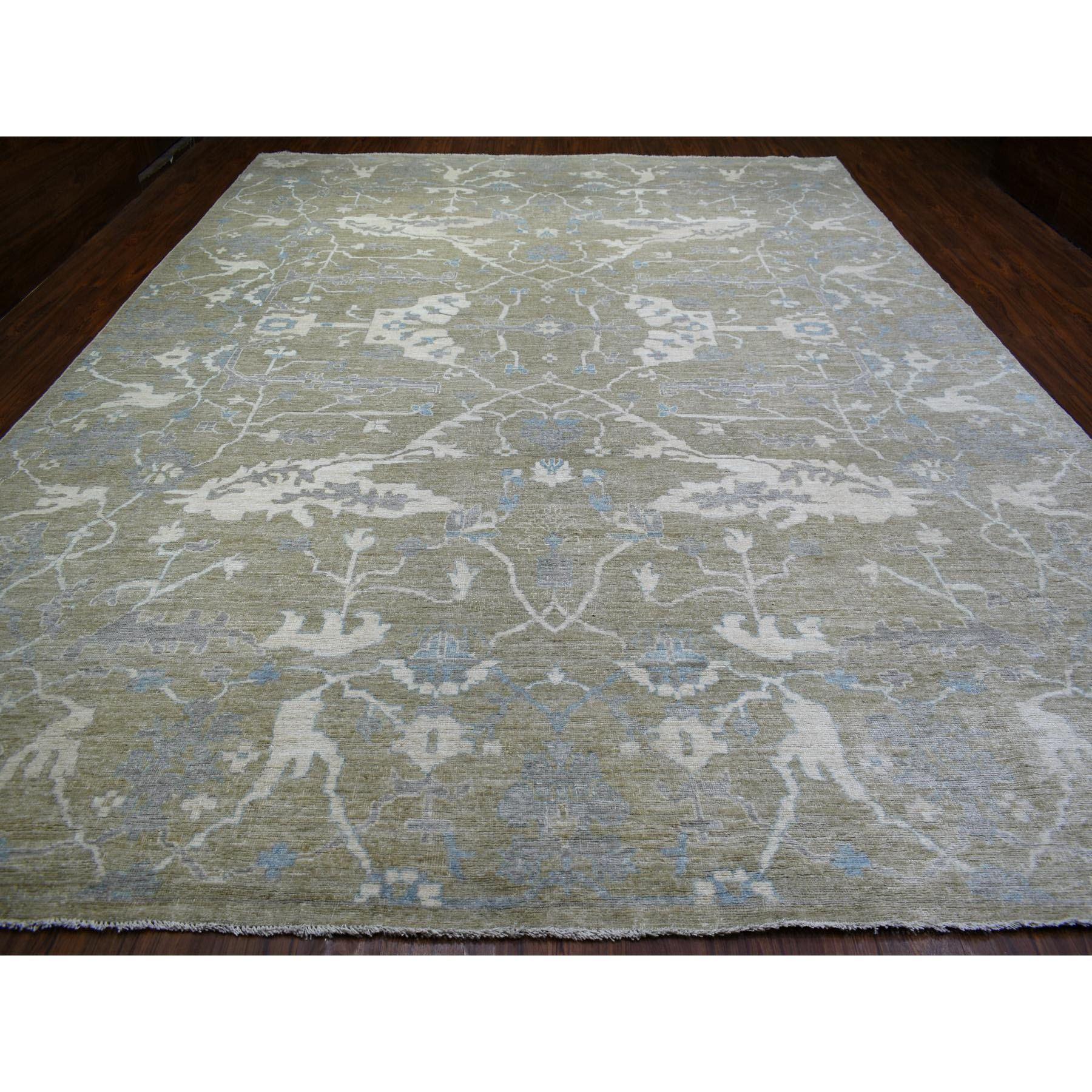 Il s'agit d'un véritable tapis d'Orient surdimensionné, gris, Afghan Angora Oushak avec motifs, laine douce, teintures naturelles, noué à la main, unique en son genre. Il a été noué pendant des mois et des mois selon des techniques de tissage