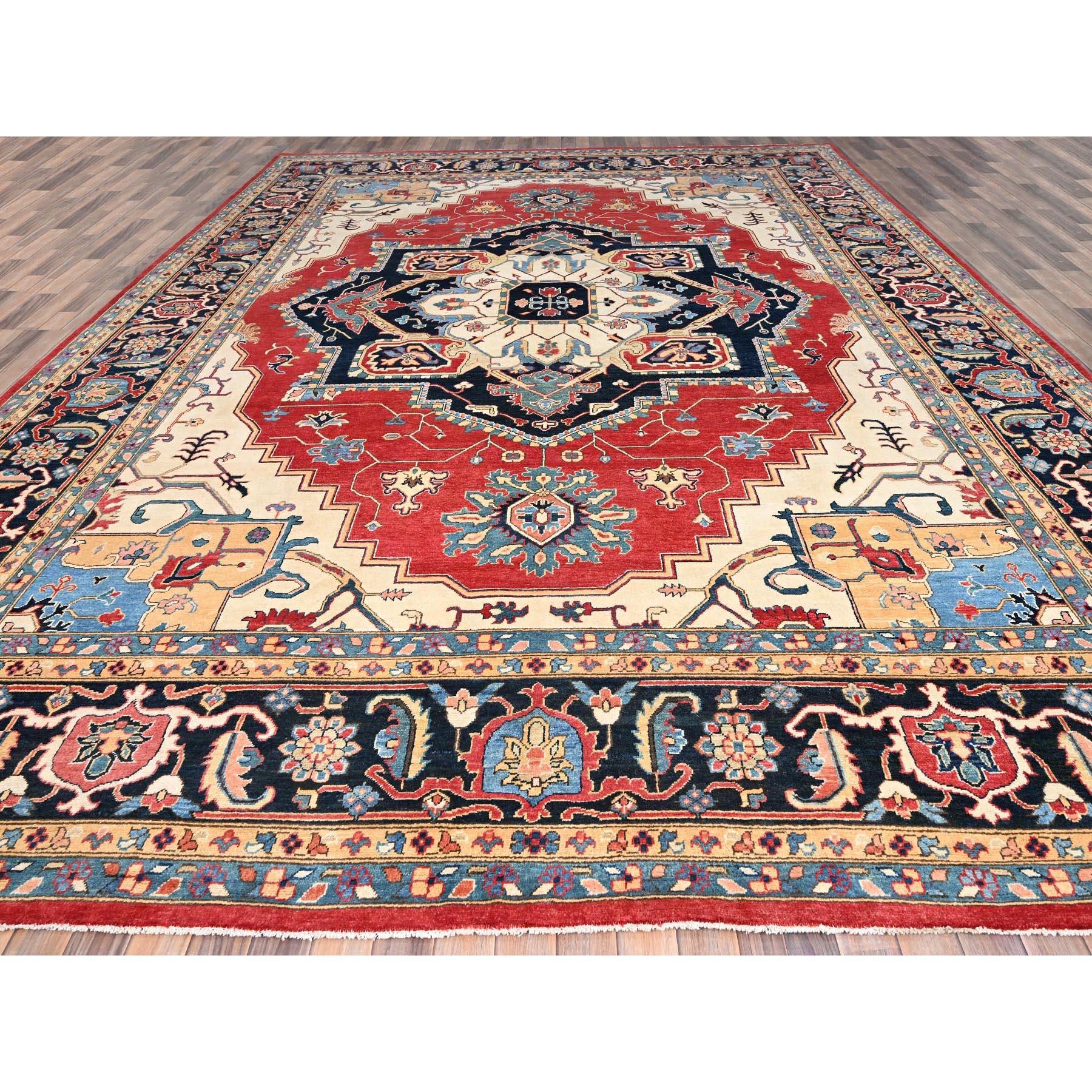Ésta es una auténtica alfombra oriental afgana Peshawar con diseño Serapi Heriz, anudada a mano con lana suave. Ha sido anudada durante meses y meses con técnicas artesanales de tejido centenarias por artesanos.
Materiales primarios: Lana
Látex: Sin