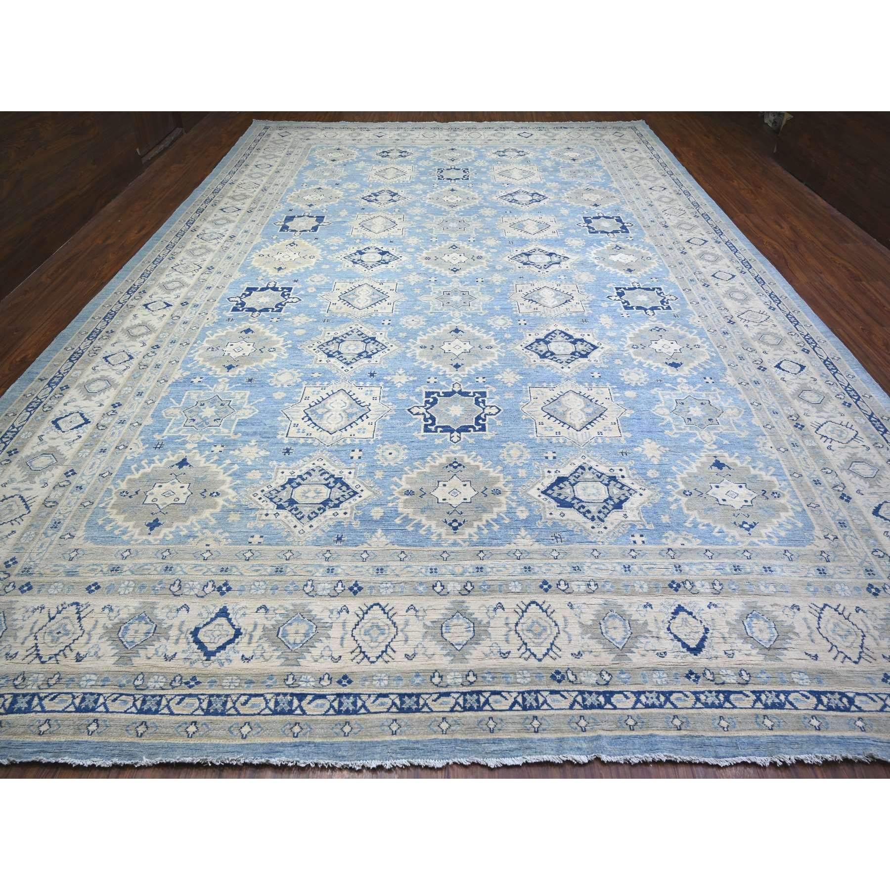 Se trata de una auténtica alfombra oriental de pura lana, anudada a mano y de estilo kazajo. Ha sido anudada durante meses y meses con técnicas artesanales de tejido centenarias por expertos artesanos.
Materiales primarios: Lana
Látex: Sin pelo