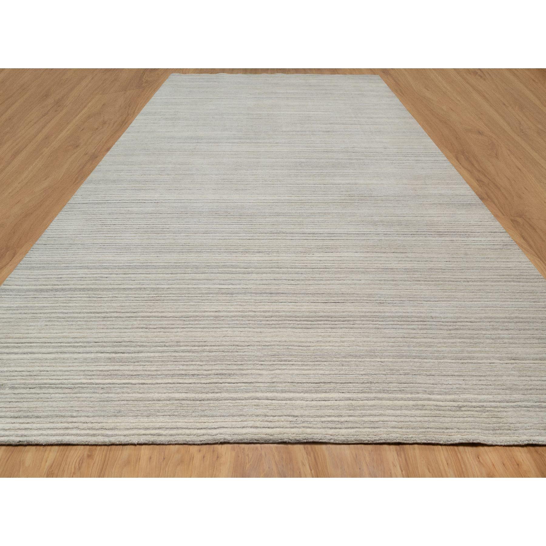 Knochenweiß, Buntes strukturiertes modernes Design, Natürliche Wolle, Handgeknüpft, Plüsch und üppig, Übergröße, Orientteppich
Primäre MATERIALIEN: Wolle
Latex: Kein Flor 
Höhe: 0,25 Zoll
Stil: Transitional
Grundfarbe: Beige
Sekundärfarben: