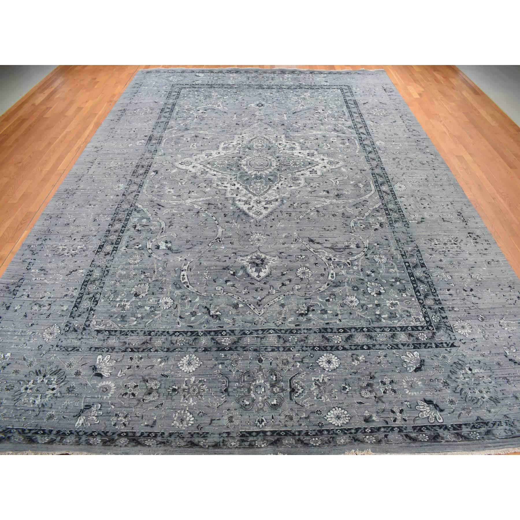 Nickelgrau, gebrochenes persisches gelöschtes Design, Seide mit strukturierter Wolle, handgeknüpft, überdimensionaler Orientteppich
Primäre MATERIALIEN: Wolle
Latex: Kein Flor 
Höhe: 0,25 Zoll
Stil: Transitional
Grundfarbe: Grau
Sekundäre Farben: