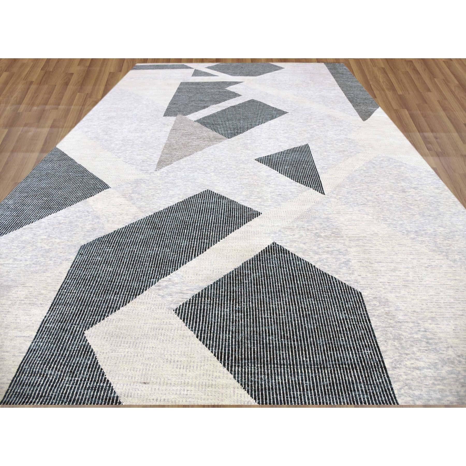 Gainsboro Gray, Geometric Art Deco Collection Soft to the Touch, Extra Soft Wool Hand Knotted, Oversized Oriental Rug (tapis oriental surdimensionné en laine nouée à la main)
Matières premières : Laine
Latex : Pas de poils 
hauteur : 0,25
