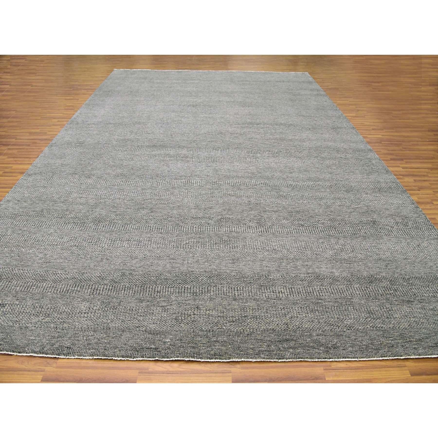 Mittelgrau, Modernes Gras-Design, Natürliche ungefärbte Wolle, Handgeknüpft, Übergroßer Orientteppich
Primäre MATERIALIEN: Wolle
Latex: Kein Flor 
Höhe: 0,25 Zoll
Stil: Transitional
Grundfarbe: Grau
Sekundäre Farben: Schwarz, Hellgrau,