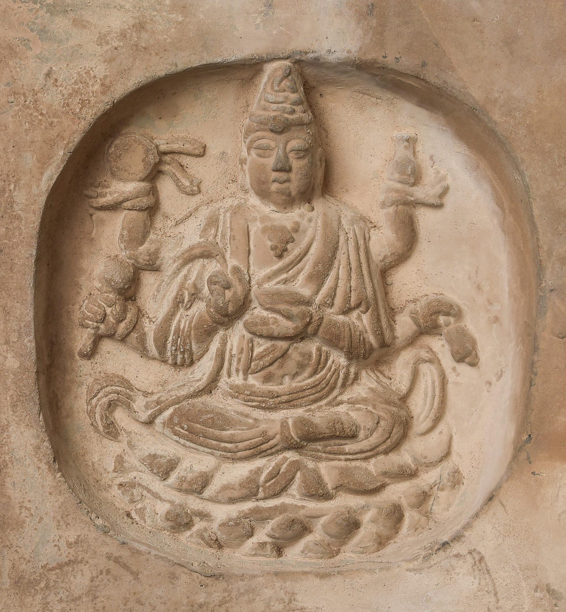 122/13e siècle Bouddha chinois en terre cuite de la dynastie Song, en forme de pièce murale architecturale. On les appelle parfois des briques, bien qu'elles soient beaucoup plus grandes et plus fines que toutes les briques que vous verrez. Il en