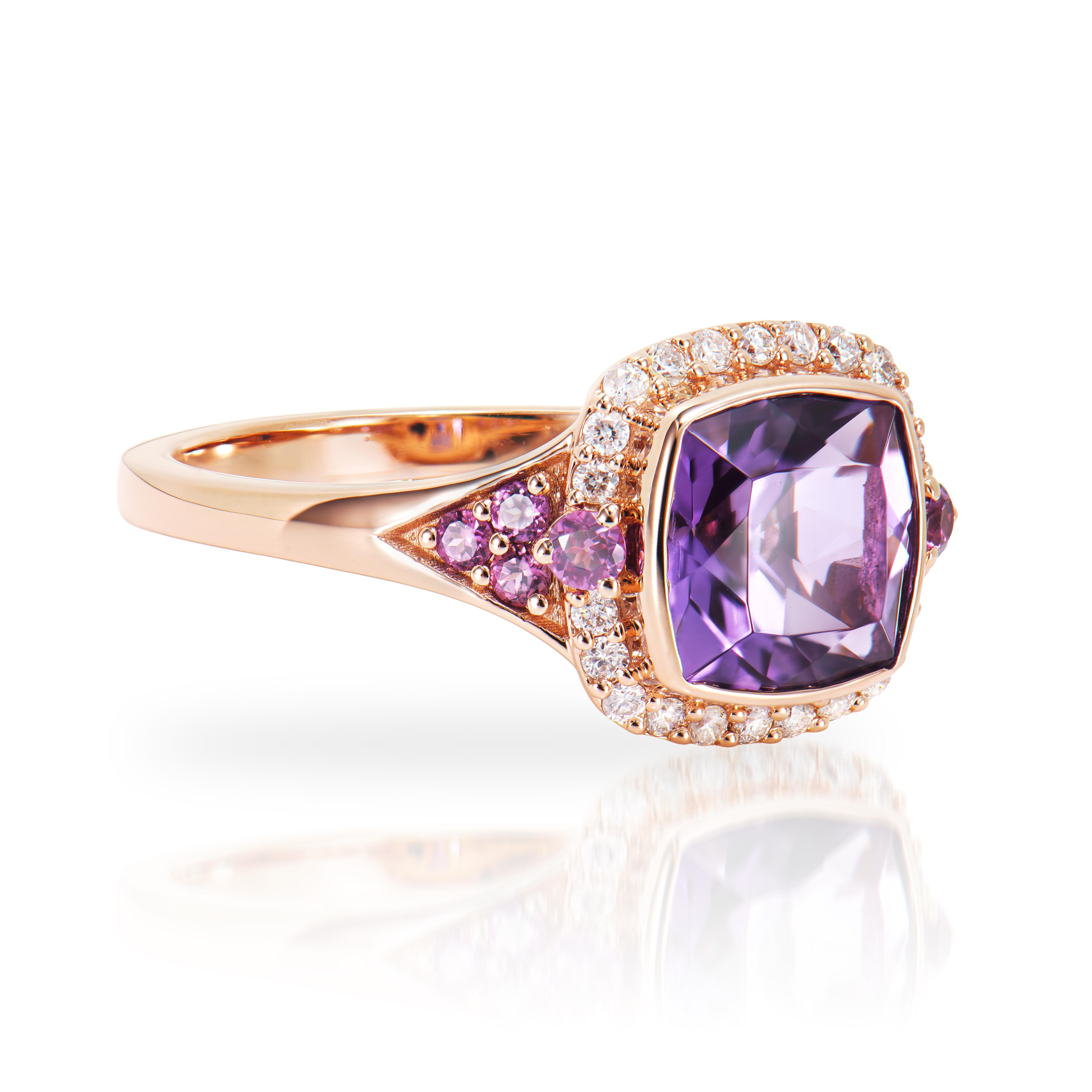 Präsentiert Eine atemberaubende Vielfalt von Amethyst-Edelsteinen für diejenigen, die Qualität schätzen und sie zu jedem Anlass oder im Alltag tragen möchten. Der mit Rhodolithen und Diamanten verzierte Amethystring aus Roségold hat eine zeitlose