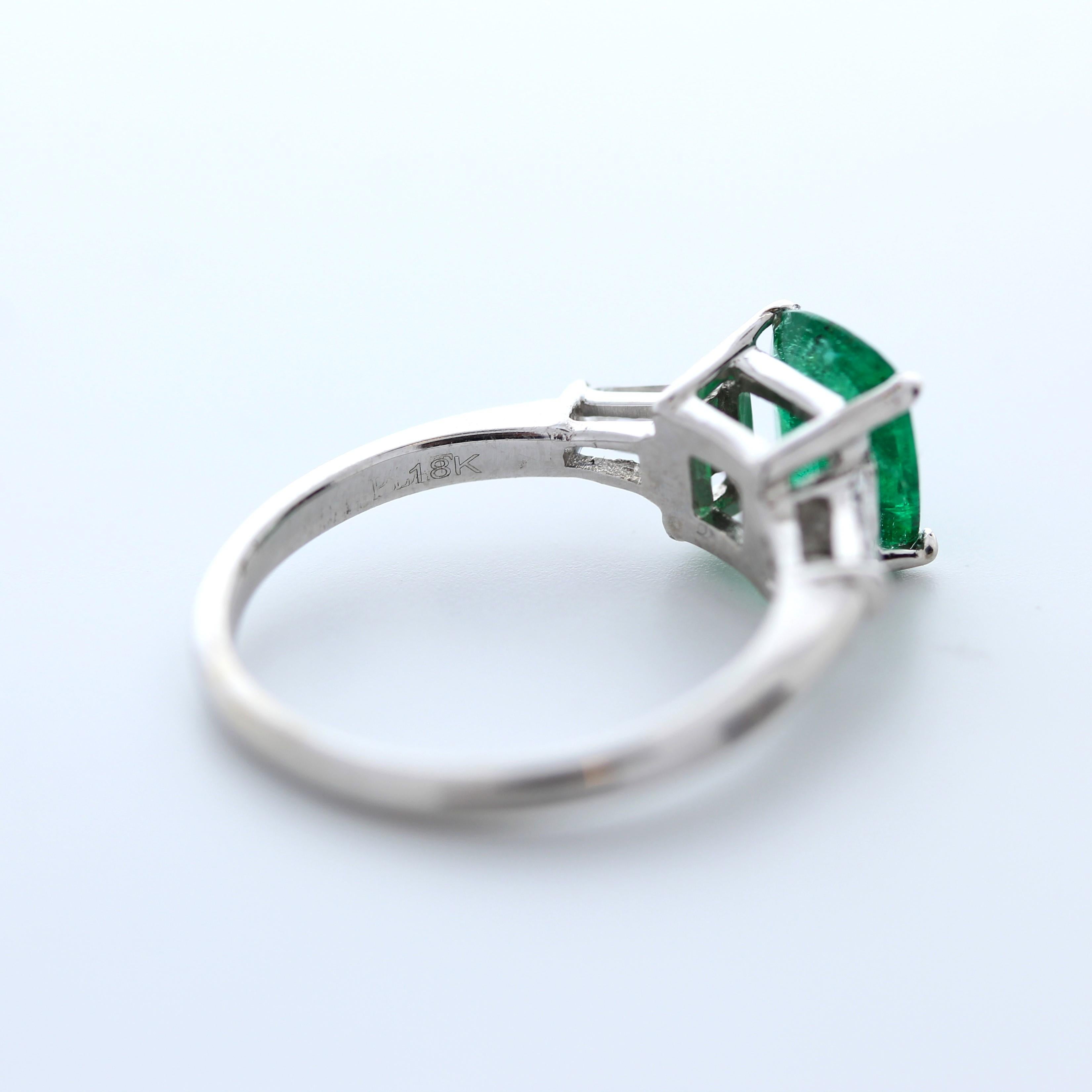 Contemporary 1.22 Carat Cushion Cut Emerald & Baguette Ring in 18k White Gold For Sale