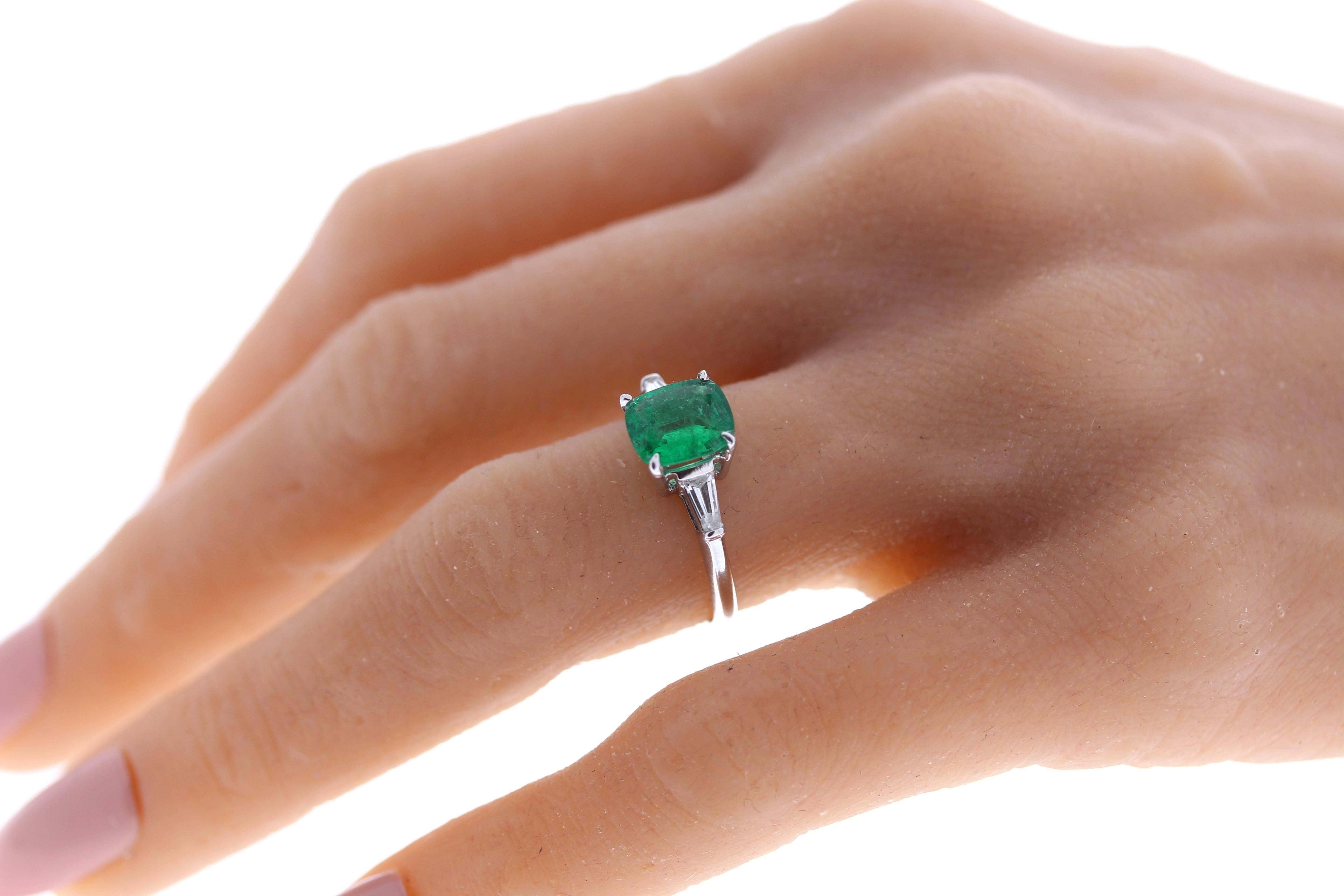 1.22 Carat Cushion Cut Emerald & Baguette Ring in 18k White Gold In New Condition For Sale In Chicago, IL