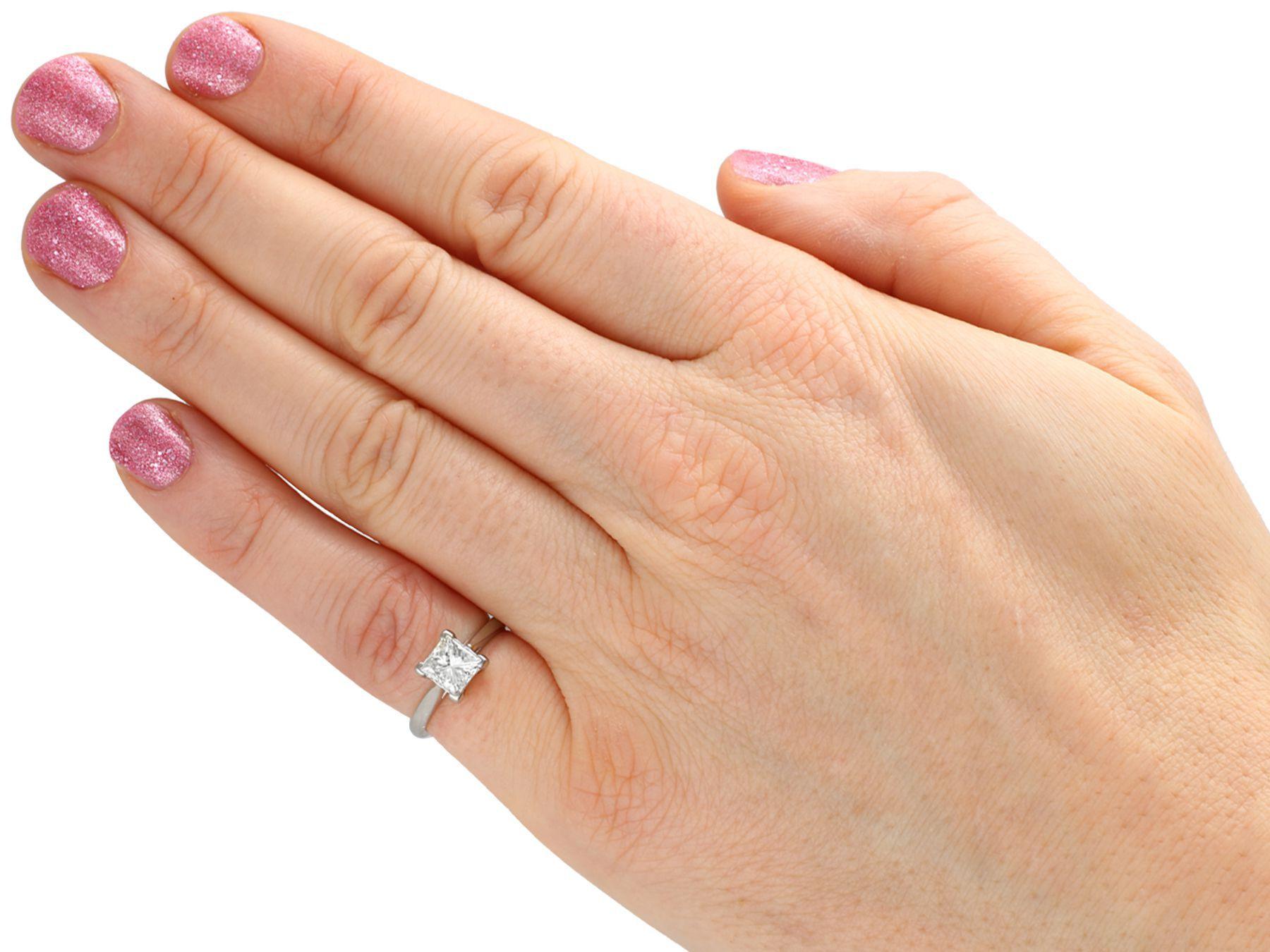 Anillo de compromiso solitario de platino y diamantes de 1.22 quilates en venta 1
