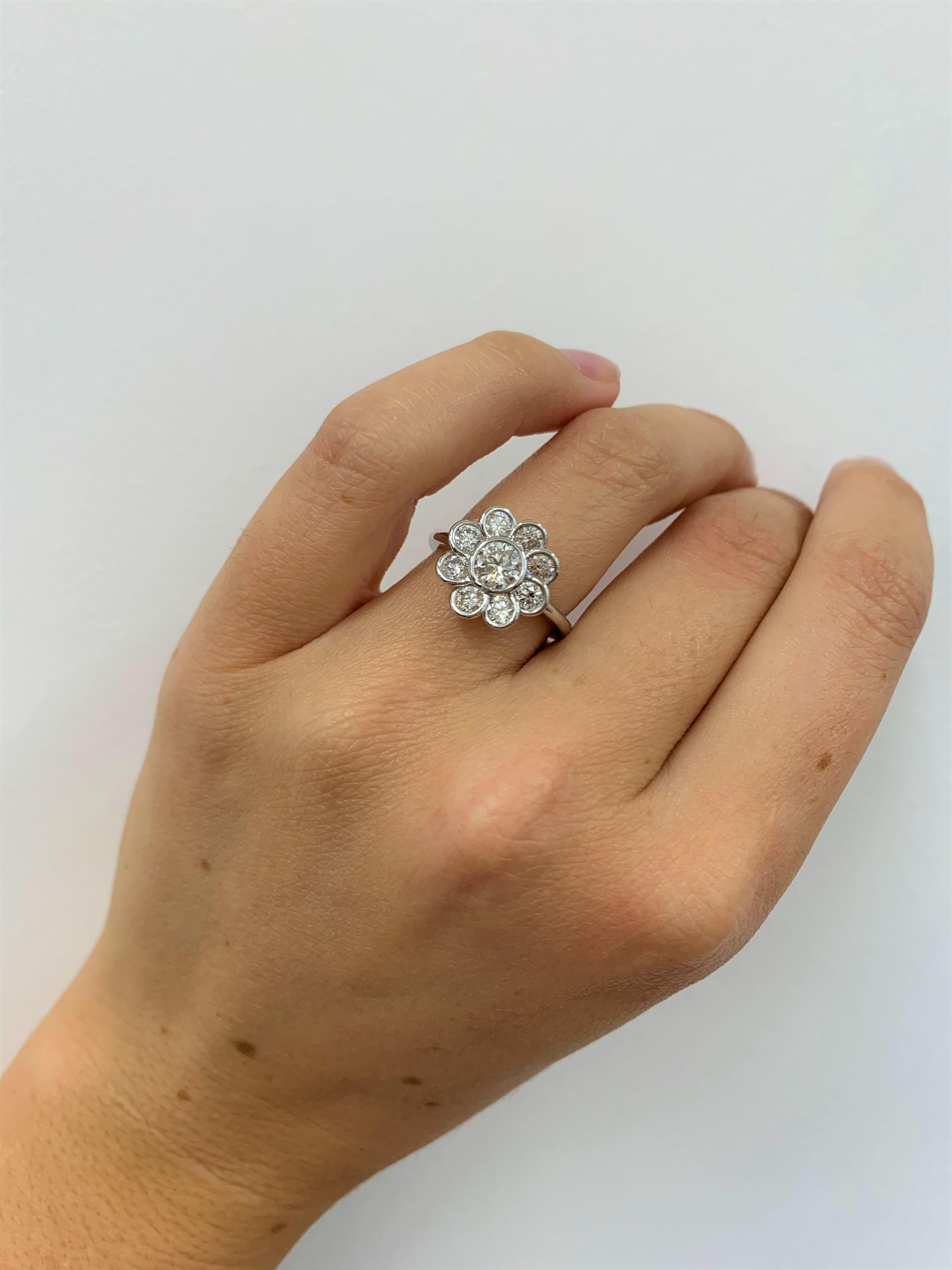 1.22 Carat Diamond Flower Ring In New Condition For Sale In Los Angeles, CA