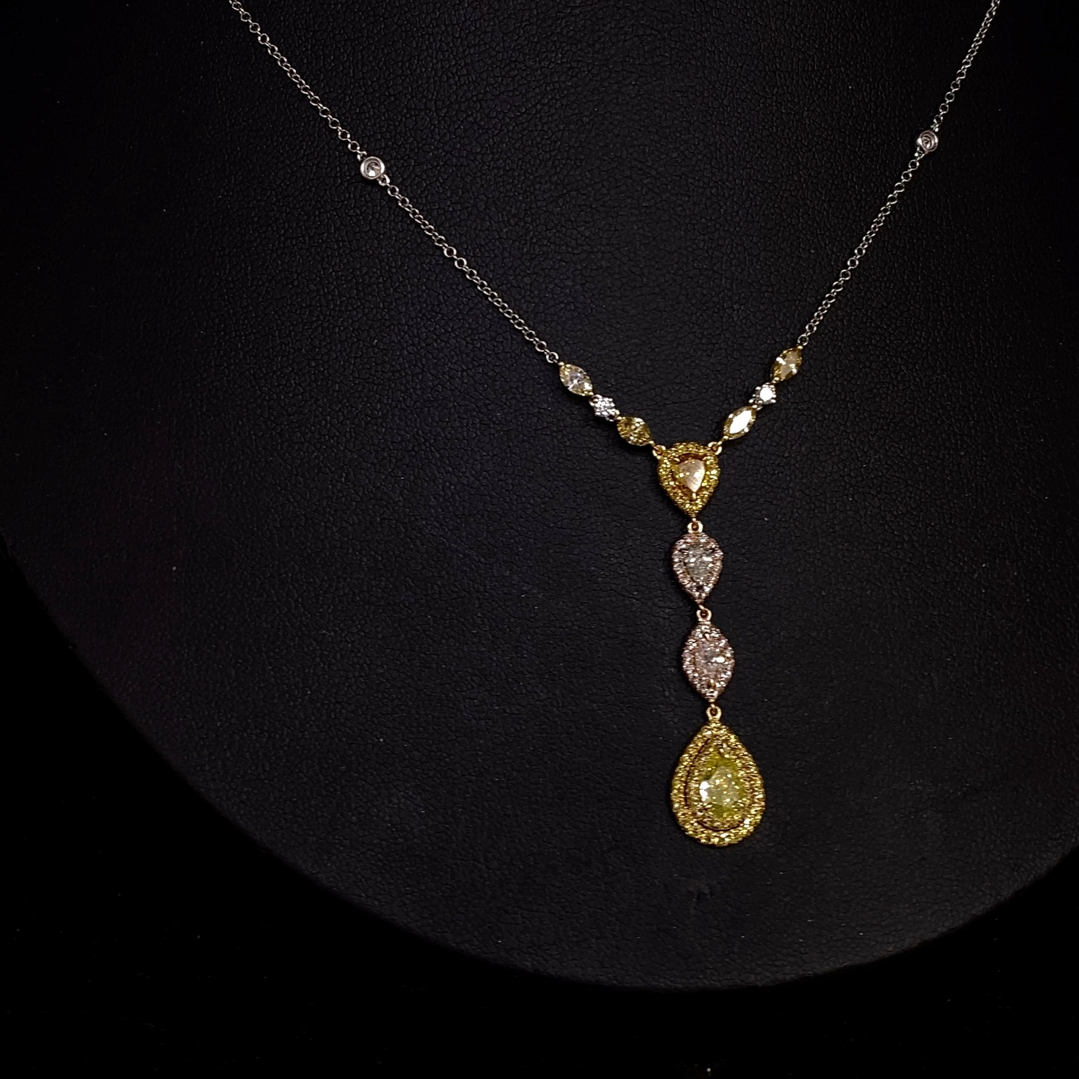 Ein schlichtes und klassisches Collier mit 6 gemischten gelben Fancy-Diamanten mit einem Gewicht von 1,22 Karat und 86 runden Diamanten mit einem Gewicht von 0,48 Karat, gefertigt aus 18 Karat Mischgold.

Style ist in verschiedenen Preisklassen