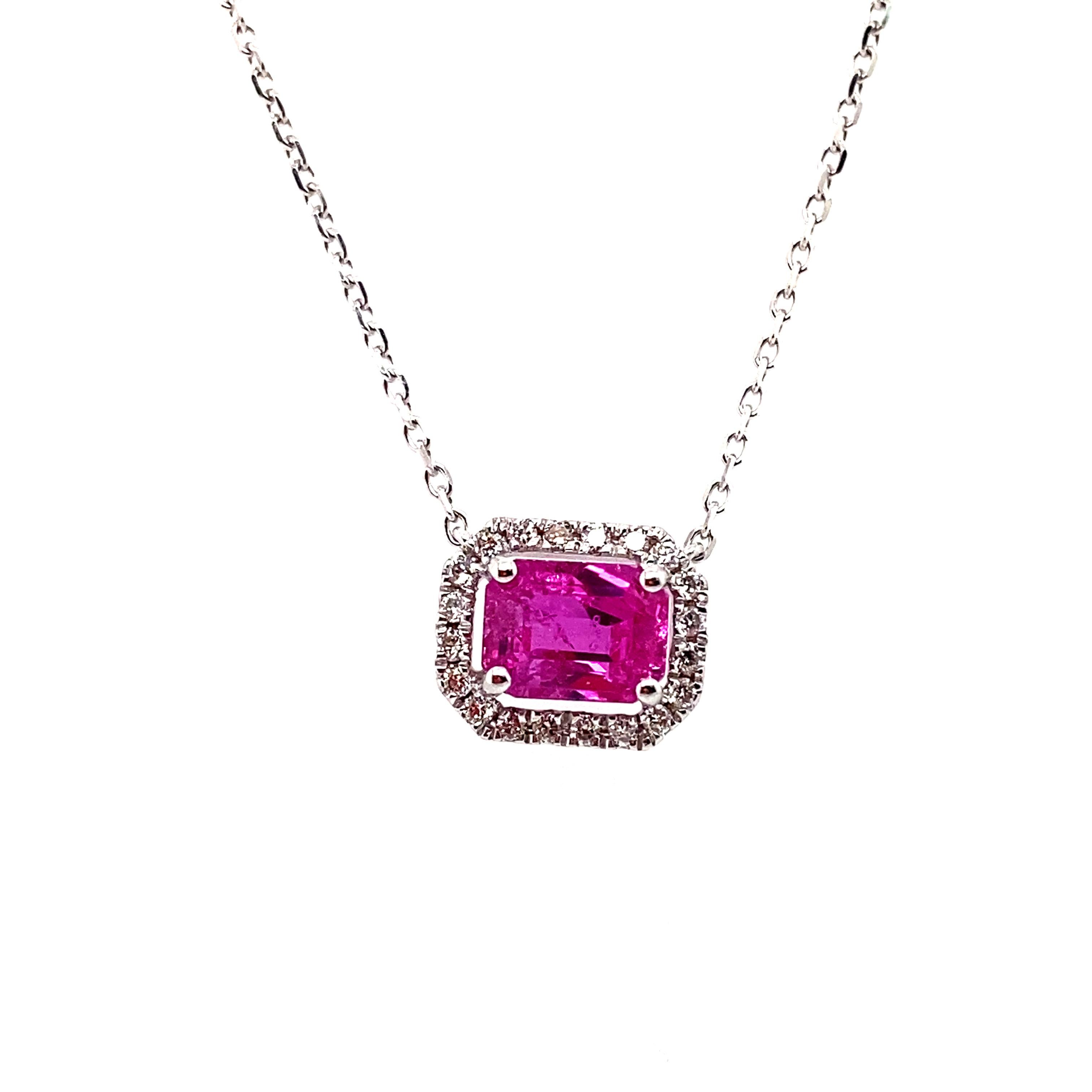 Questa bellissima collana con ciondolo presenta un rubino birmano non riscaldato di 1,22 carati al centro, circondato da un'aureola di diamanti bianchi a taglio tondo-brillante del peso di 0,12 carati. 

Il rubino, proveniente dalla Birmania, è
