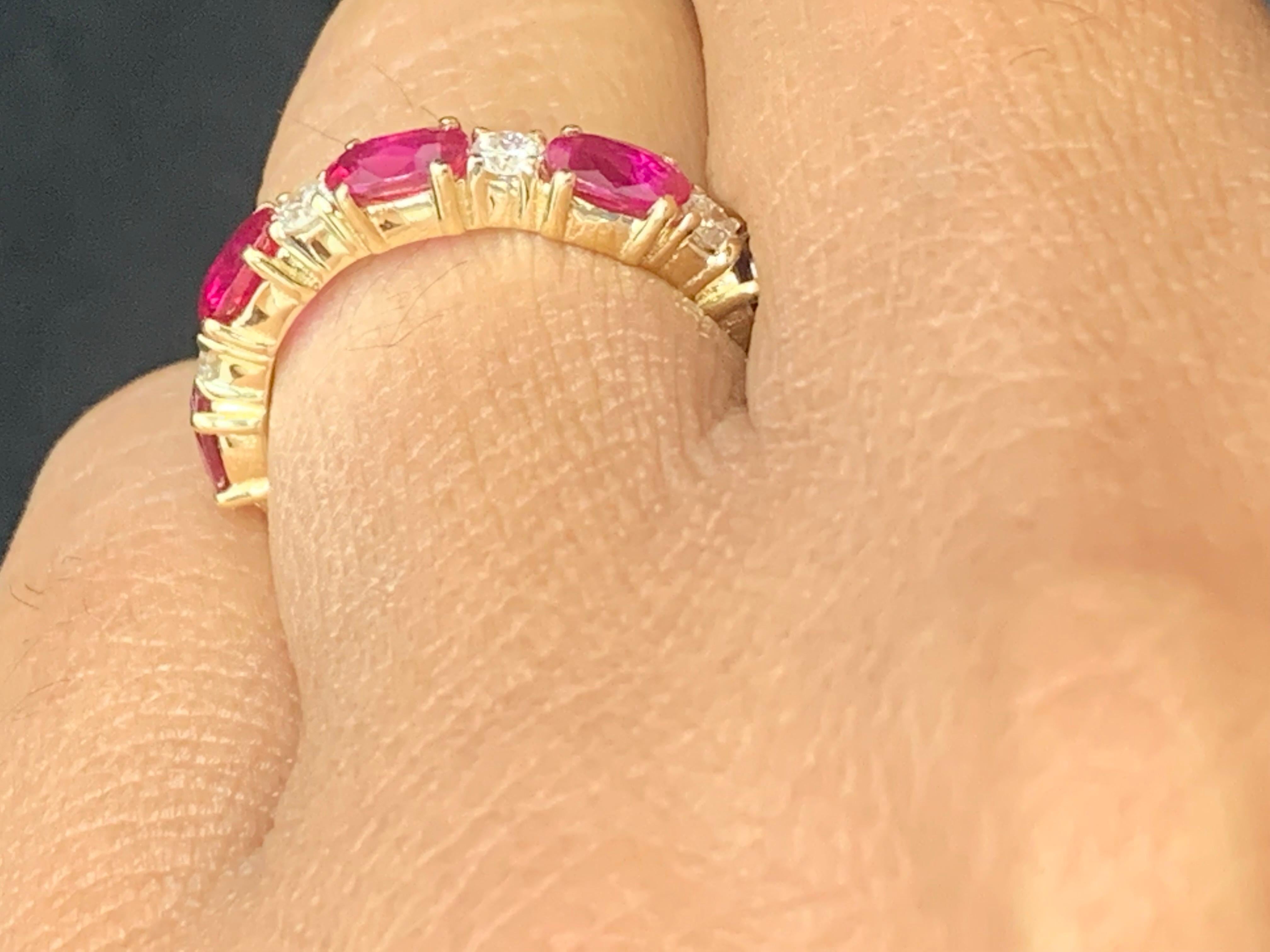 1.22 Karat Ovalschliff abwechselnd Rubin Diamant Ehering aus 14K Gelbgold im Angebot 1