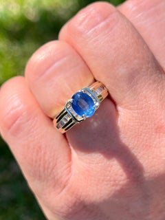 1,22-Karat-Saphir im Ovalschliff mit einem Diamanten im Baguetteschliff in einem Ring aus 14-karätigem Gold