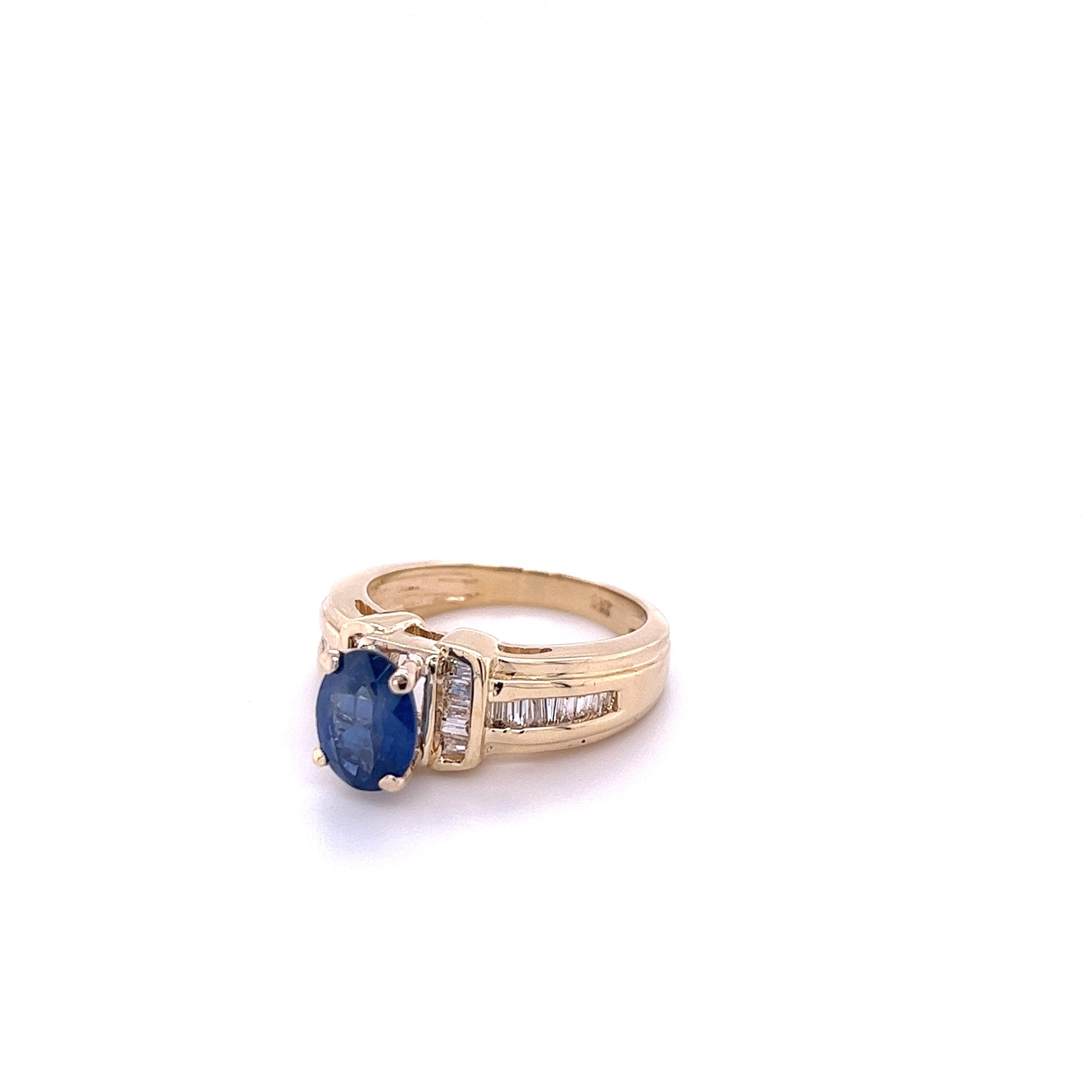 1.22 Carat Oval Cut Blue Sapphire with Baguette Cut Diamond in 14k Gold Ring In New Condition For Sale In Miami, FL