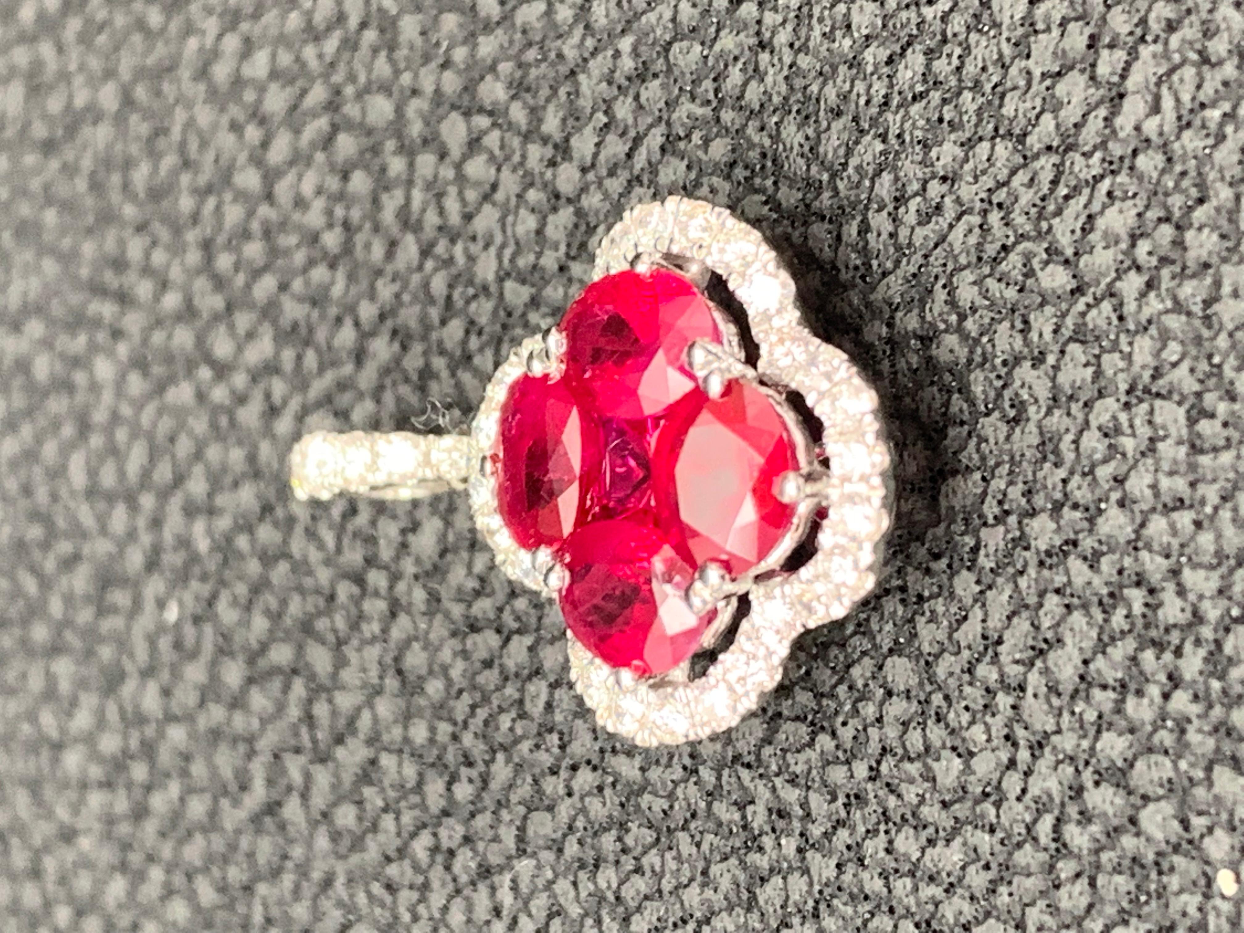 Moderne Collier pendentif en or blanc 18 carats avec diamants et rubis de taille ovale de 1,22 carat en vente