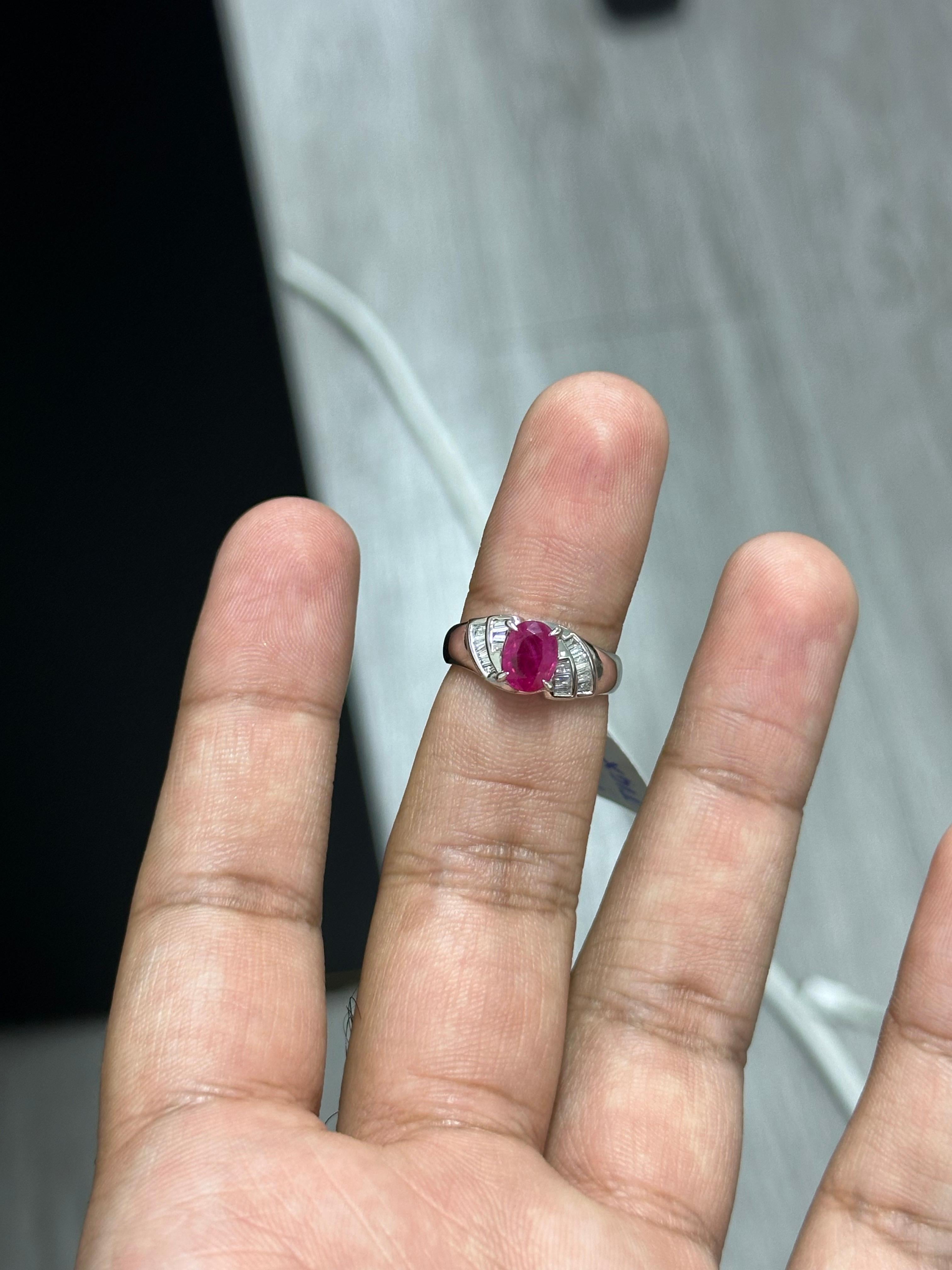 Deléitate con el encanto de la joyería exquisita con este cautivador anillo de rubí, un tesoro que dejará encantados a todos los amantes del rubí. 

Este magnífico anillo exhibe una impresionante pieza central: un anillo de 1.22  Zafiro rosa de