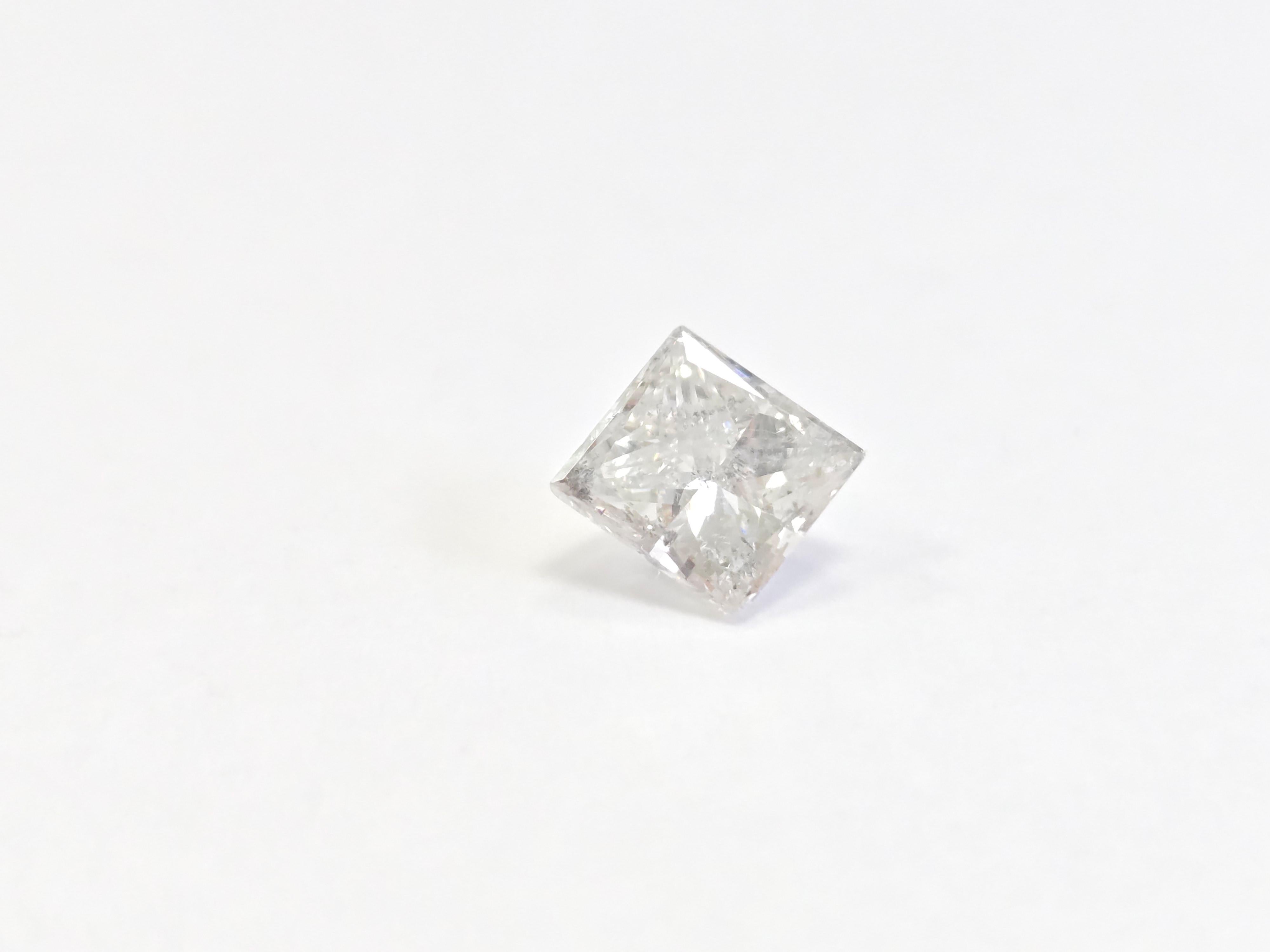1,22 Karat Prinzessinnenform Naturdiamant
Durchschnittliche Farbe H, Reinheit I2
Abmessungen: 5,5 x 5 x 3,6 mm