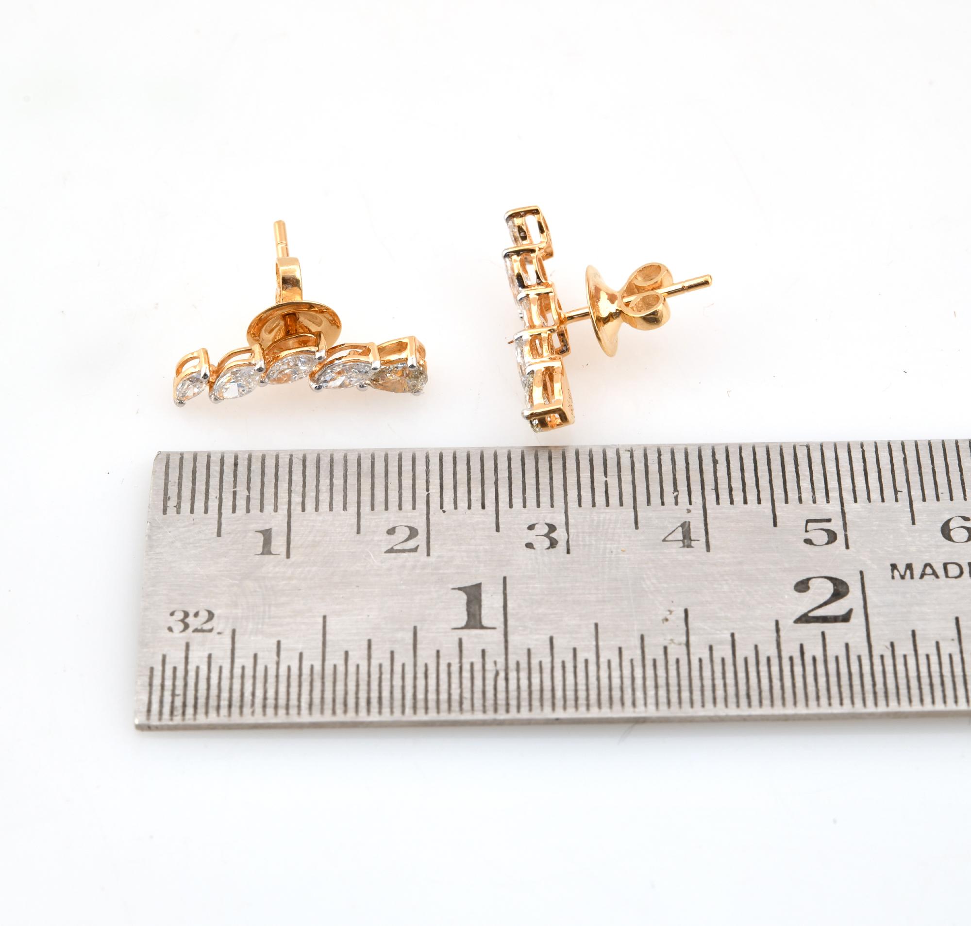 Orecchini con diamanti a forma di curva da 1,22 carati SI/H Marquise e Pear in oro giallo bianco 18 ct. In condizioni Nuovo in vendita a Diera, Dubai