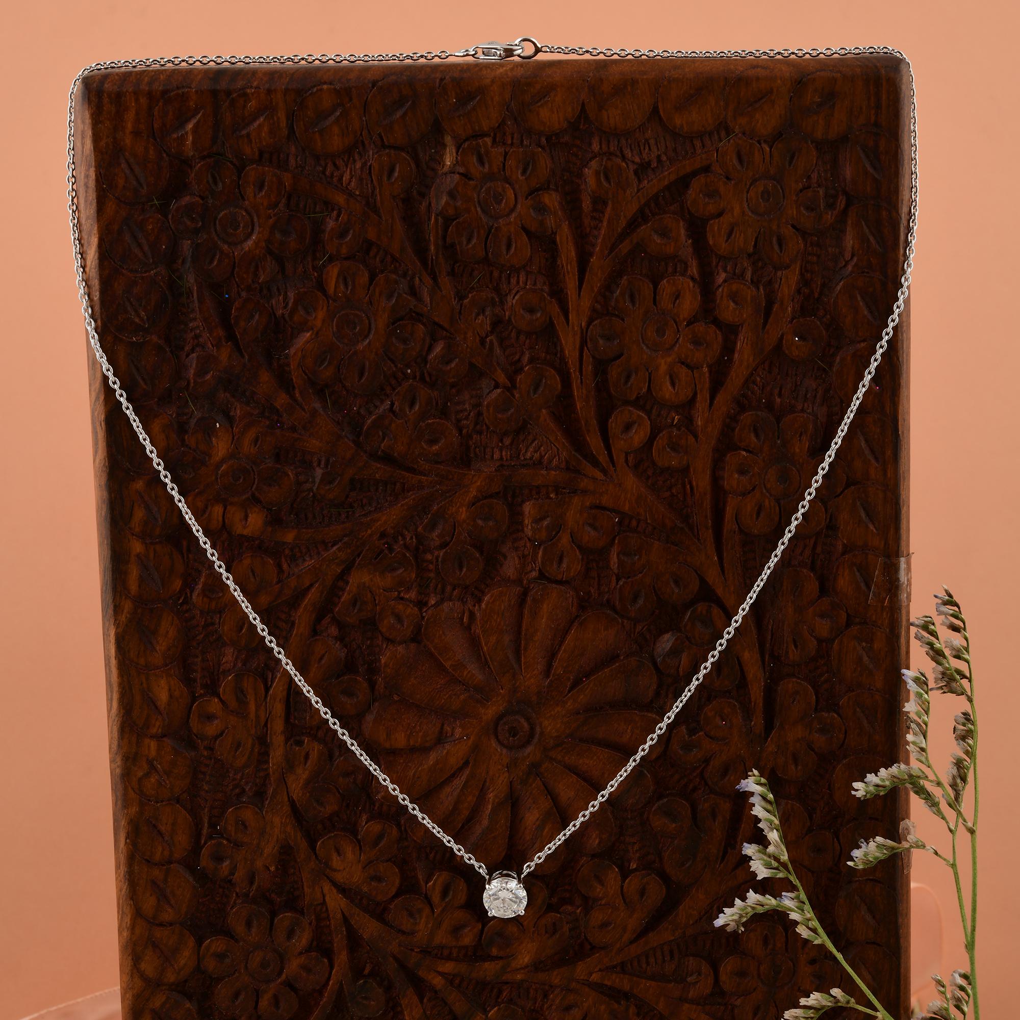 Taglio rotondo Collana con charm di diamanti da 1,22 carati con taglio brillante rotondo e solitario in oro bianco 18k in vendita