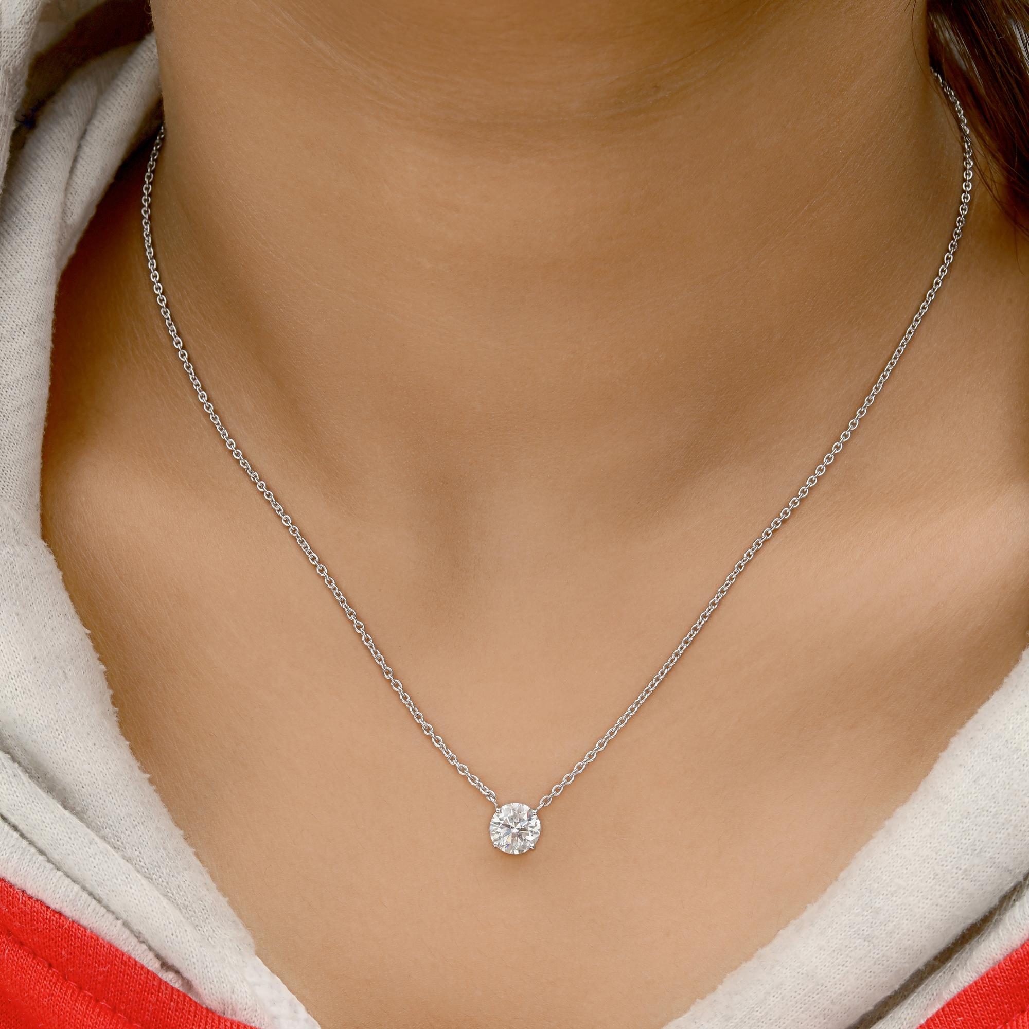 Collana con charm di diamanti da 1,22 carati con taglio brillante rotondo e solitario in oro bianco 18k In condizioni Nuovo in vendita a Diera, Dubai