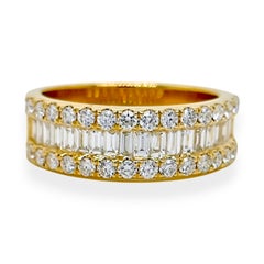 Bague en or jaune sertie d'un diamant rond et d'un diamant en forme de cône de 1,22 carat