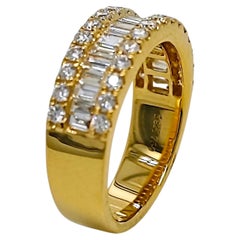 Bague en or jaune sertie d'un diamant rond et d'un diamant en forme de cône de 1,22 carat