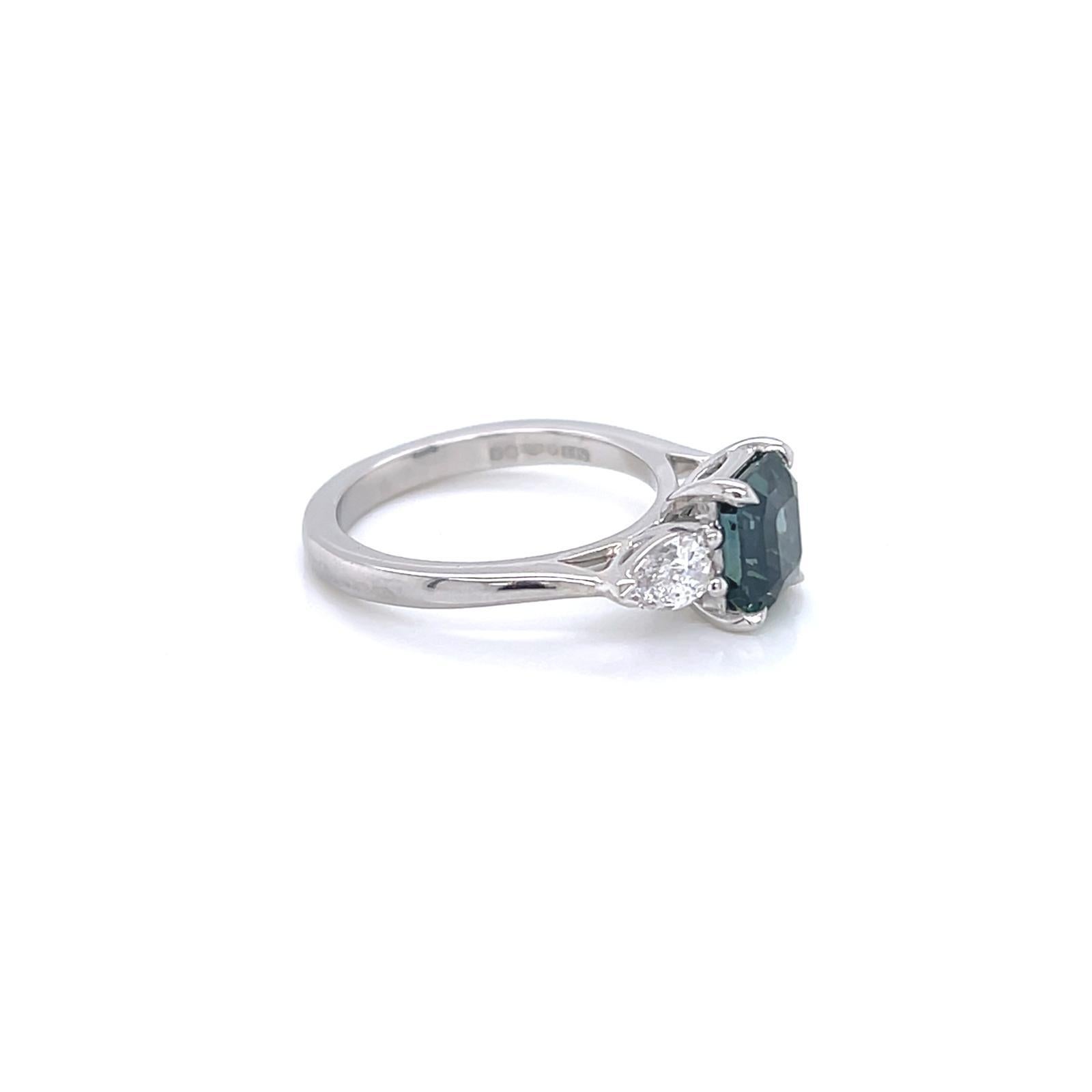 Im Angebot: 1,22 Karat blaugrüner Saphir und Diamant Dreistein-Ring aus Platin () 3