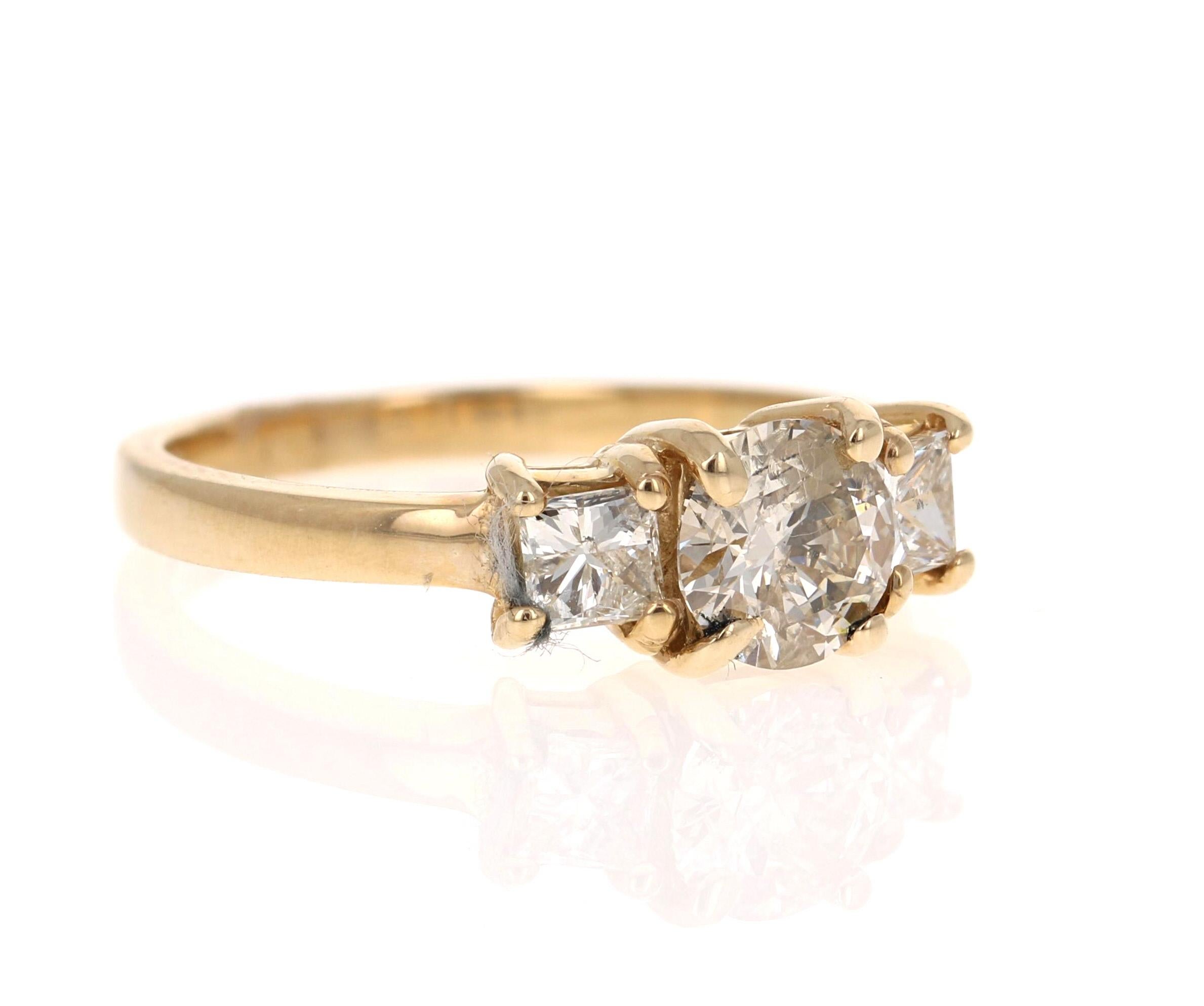 Contemporain Bague de fiançailles en or jaune 14 carats avec trois pierres et diamants de 1,22 carat en vente