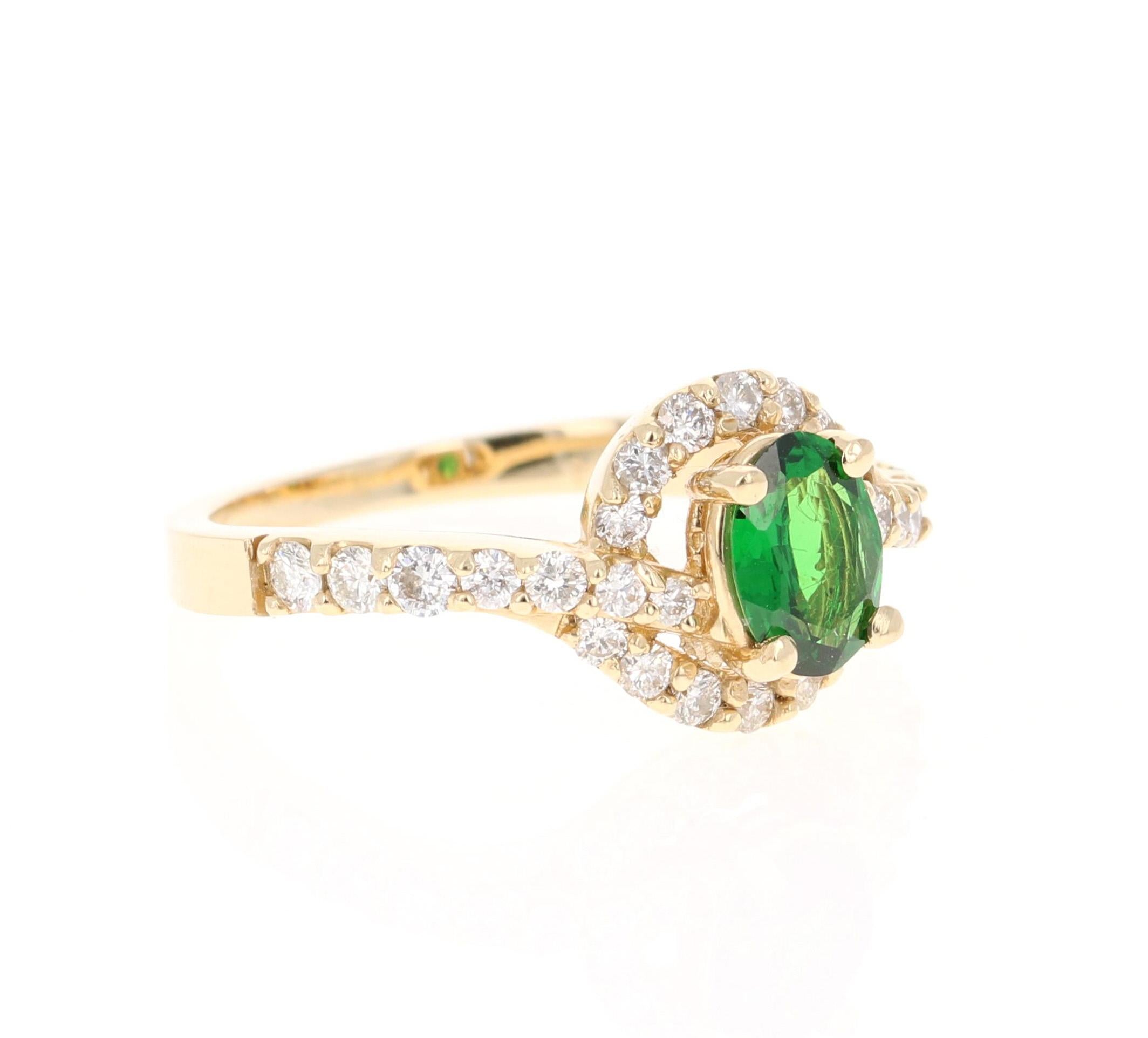 Cette magnifique bague contient une tsavorite de taille ovale de 0,62 carats et 28 diamants de taille ronde pesant 0,60 carats. Le poids total en carats de la bague est de 1.22 carats. 

La tsavorite est une pierre naturelle qui appartient à la