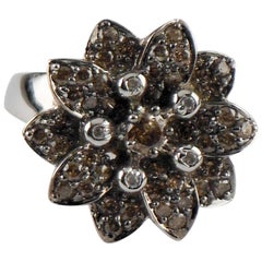 Bague à fleur en or blanc avec grappe de diamants blancs et chocolat de 1,22 carat