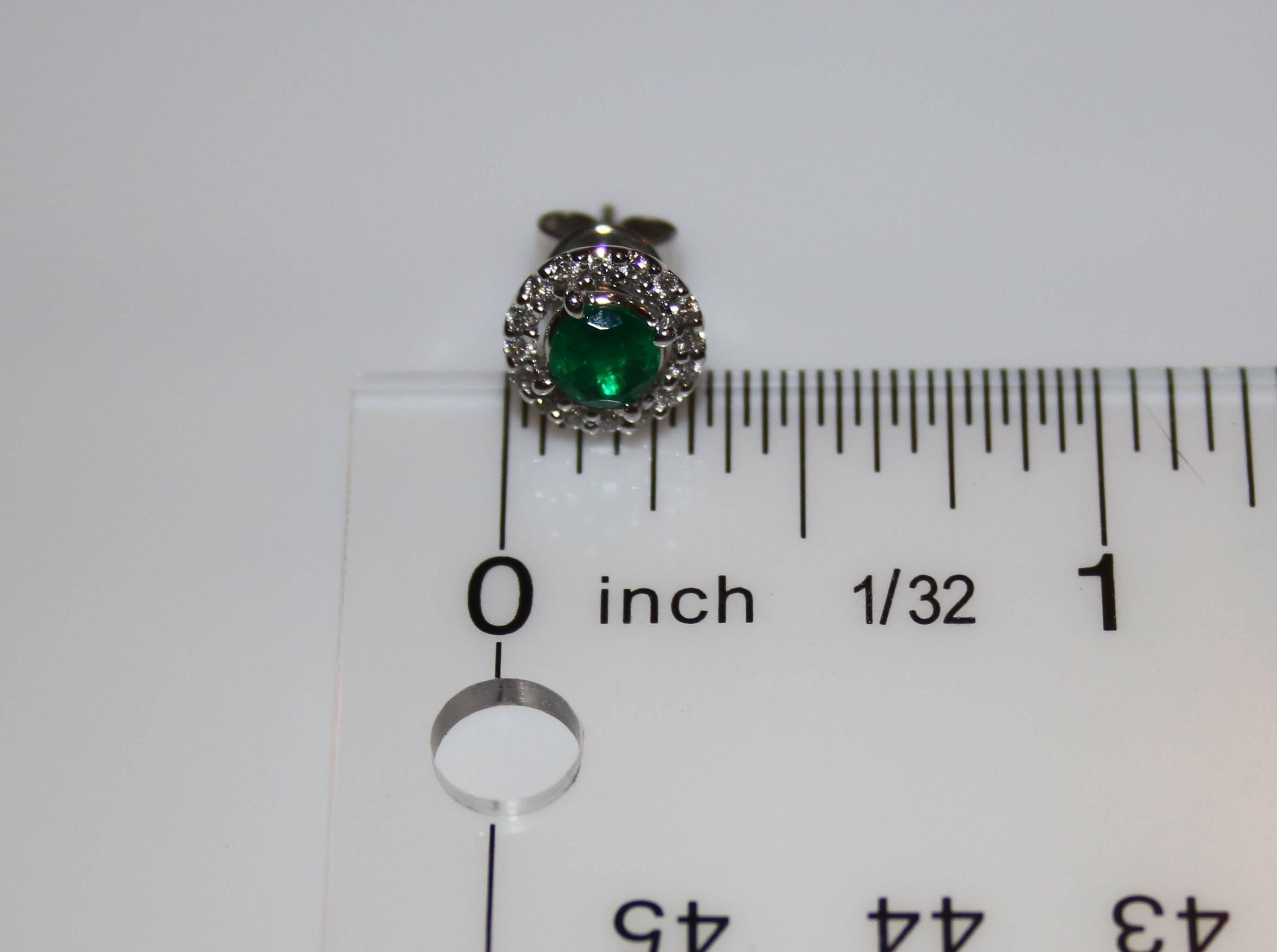 1.22 Carat Emerald Diamond Gold Halo Pendant and Earrings Set For Sale 1