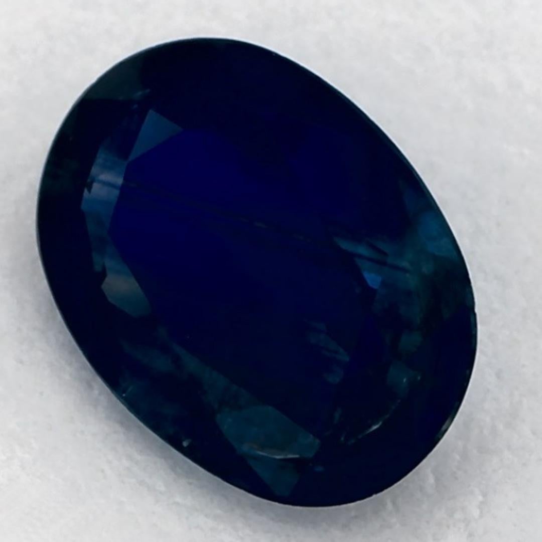 Questo zaffiro blu naturale offre eleganza e raffinatezza. Con la sua ricca saturazione del colore e il taglio preciso, è il centro perfetto per un anello di fidanzamento o un design di gioielli di lusso.

Questo zaffiro proviene dallo Sri Lanka