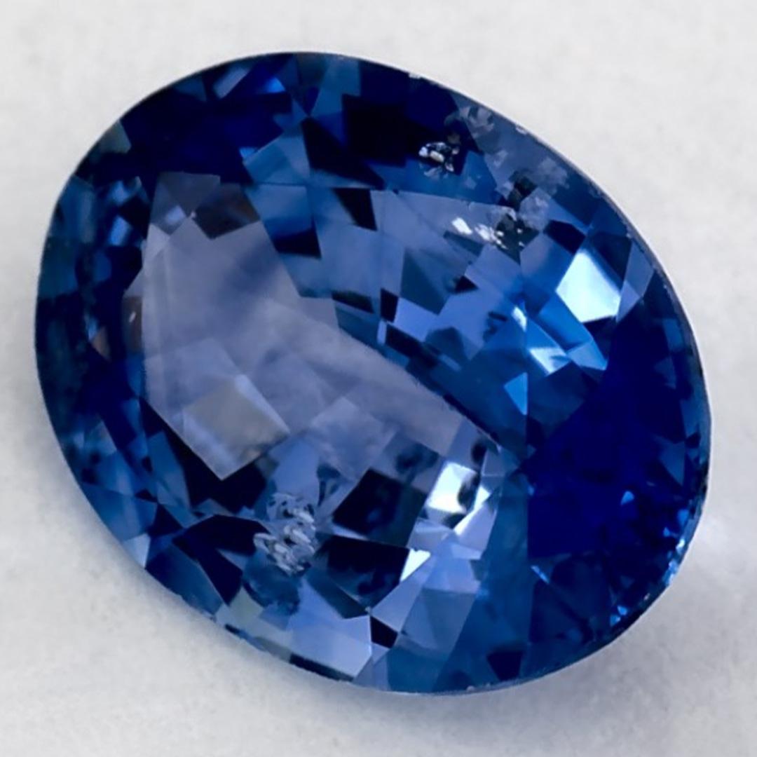 Este zafiro azul natural ofrece elegancia y sofisticación. Con su rica saturación de color y su corte preciso, es la pieza central perfecta para un anillo de compromiso o un diseño de joyería de lujo.

Este zafiro es originario de Sri Lanka