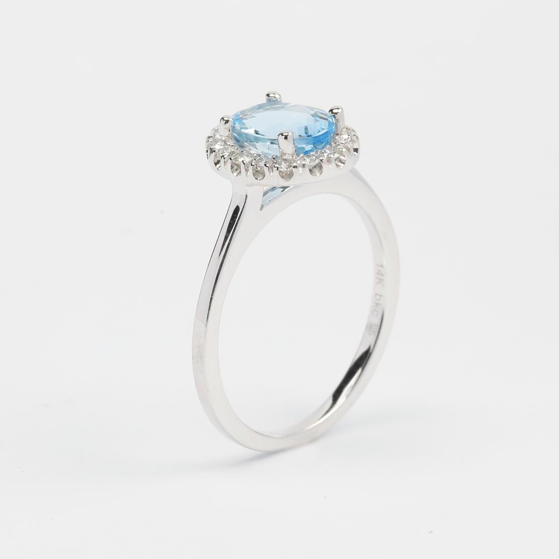 Beautiful and classy Brazilian Aquamarine and Diamonds Cocktail Ring, featuring:
✧ 1.22 tcw Brazilian Brazilian Aquamarine
✧ diamond halo set with natural diamonds weighing approx. 0.22 tcw  (F-G color, VS clarity)
✧ Free appraisal included with