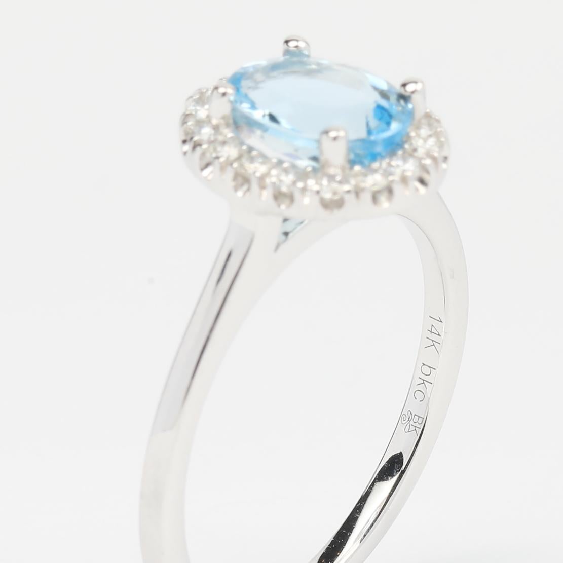 Contemporary 1.22 Ct Brazilian Aquamarine and Diamonds Cocktail Ring