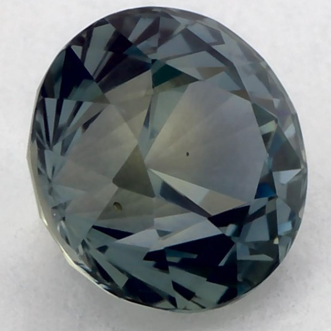 Dieser natürliche grüne Saphir bietet Eleganz und Raffinesse. Mit seiner satten Farbsättigung und seinem präzisen Schliff ist er das perfekte Herzstück für einen Verlobungsring oder ein luxuriöses Schmuckdesign.

Dieser Saphir stammt aus Sri Lanka