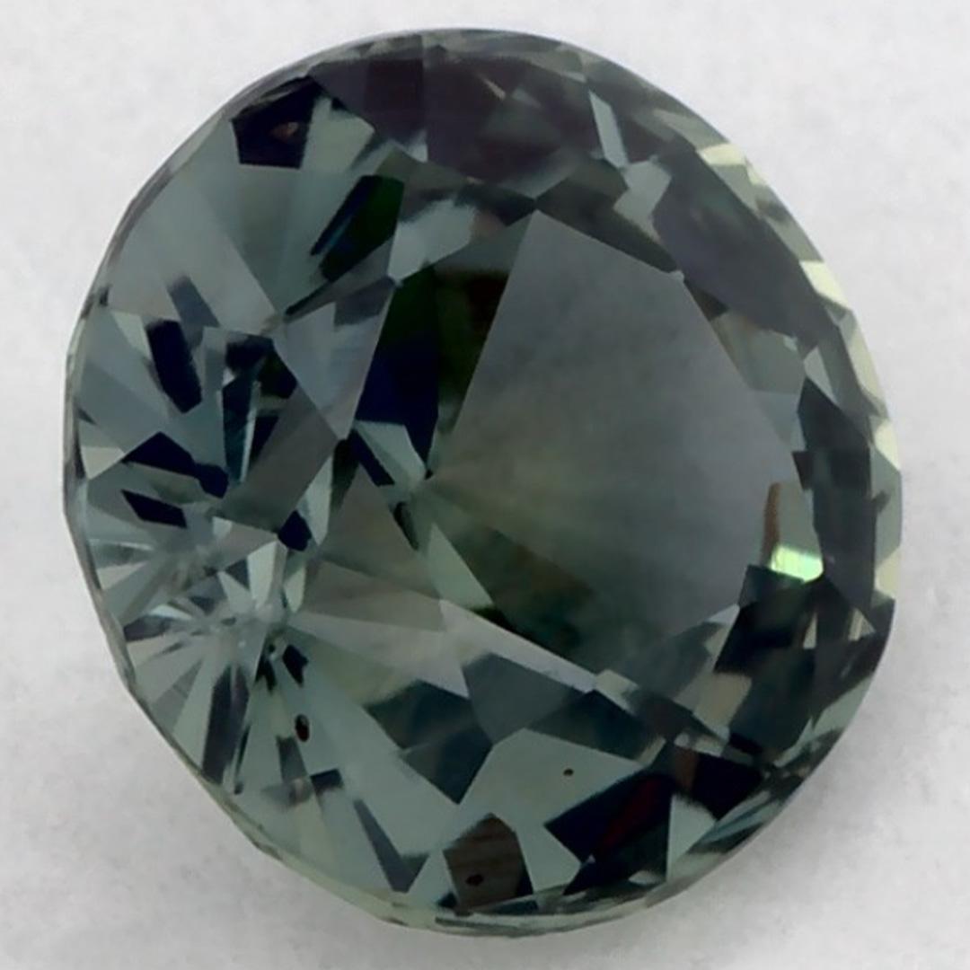 Dieser natürliche grüne Saphir bietet Eleganz und Raffinesse. Mit seiner satten Farbsättigung und seinem präzisen Schliff ist er das perfekte Herzstück für einen Verlobungsring oder ein luxuriöses Schmuckdesign.

Dieser Saphir stammt aus Sri Lanka
