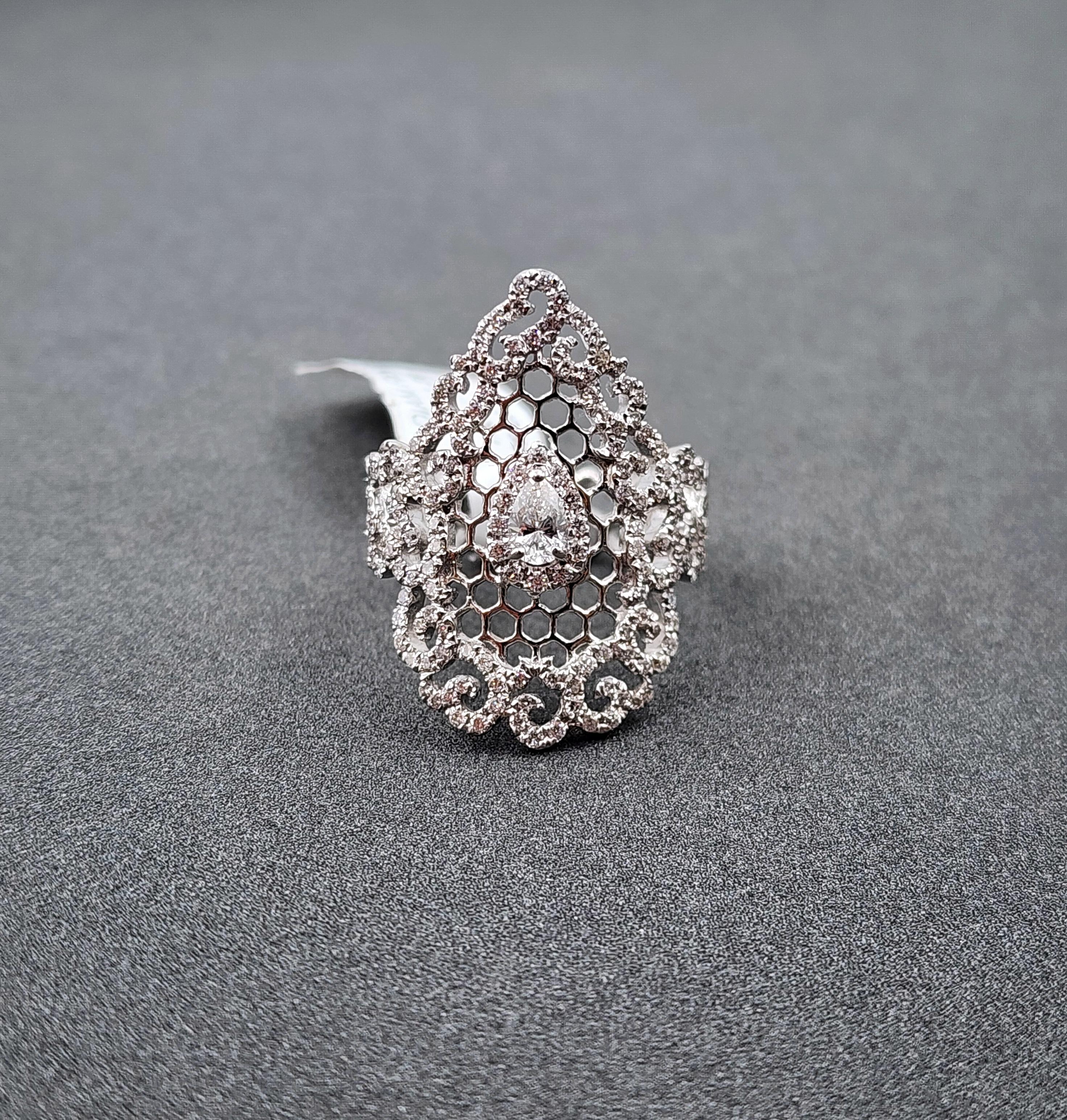 Gorgeous 1.22 Carat Pear Diamond Ring in 18k White Gold In New Condition For Sale In Chicago, IL