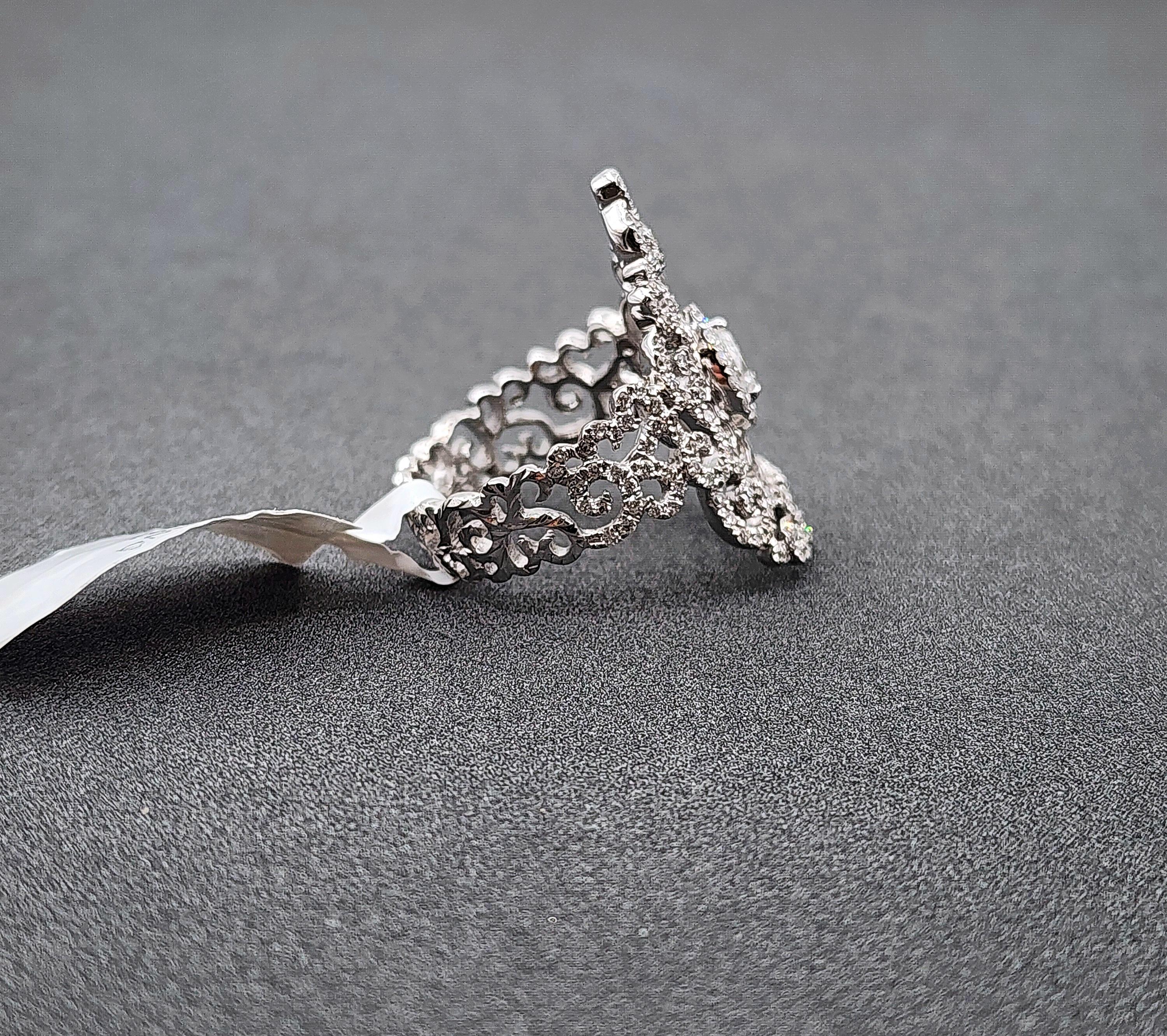 Gorgeous 1.22 Carat Pear Diamond Ring in 18k White Gold For Sale 1