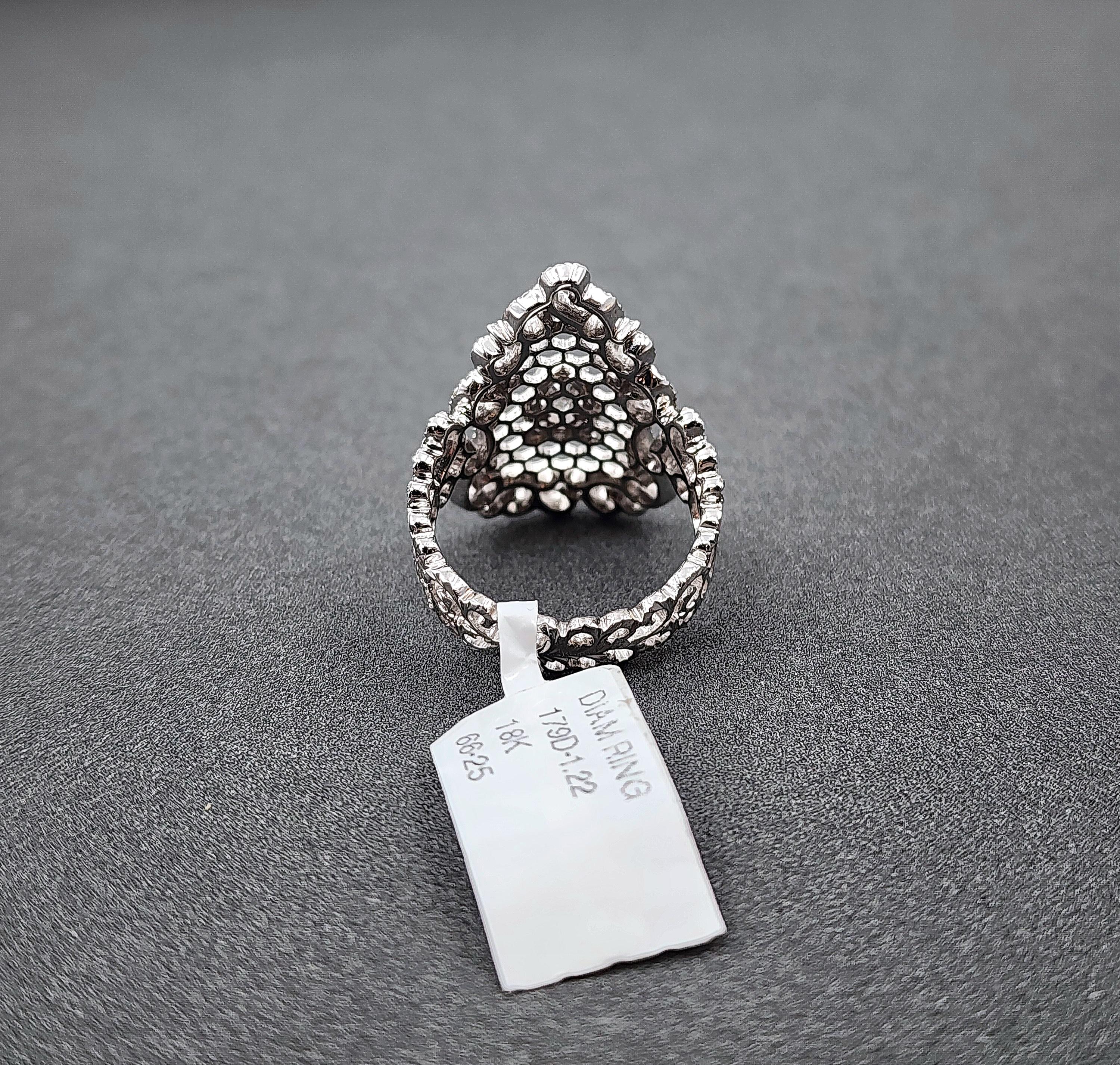Gorgeous 1.22 Carat Pear Diamond Ring in 18k White Gold For Sale 2