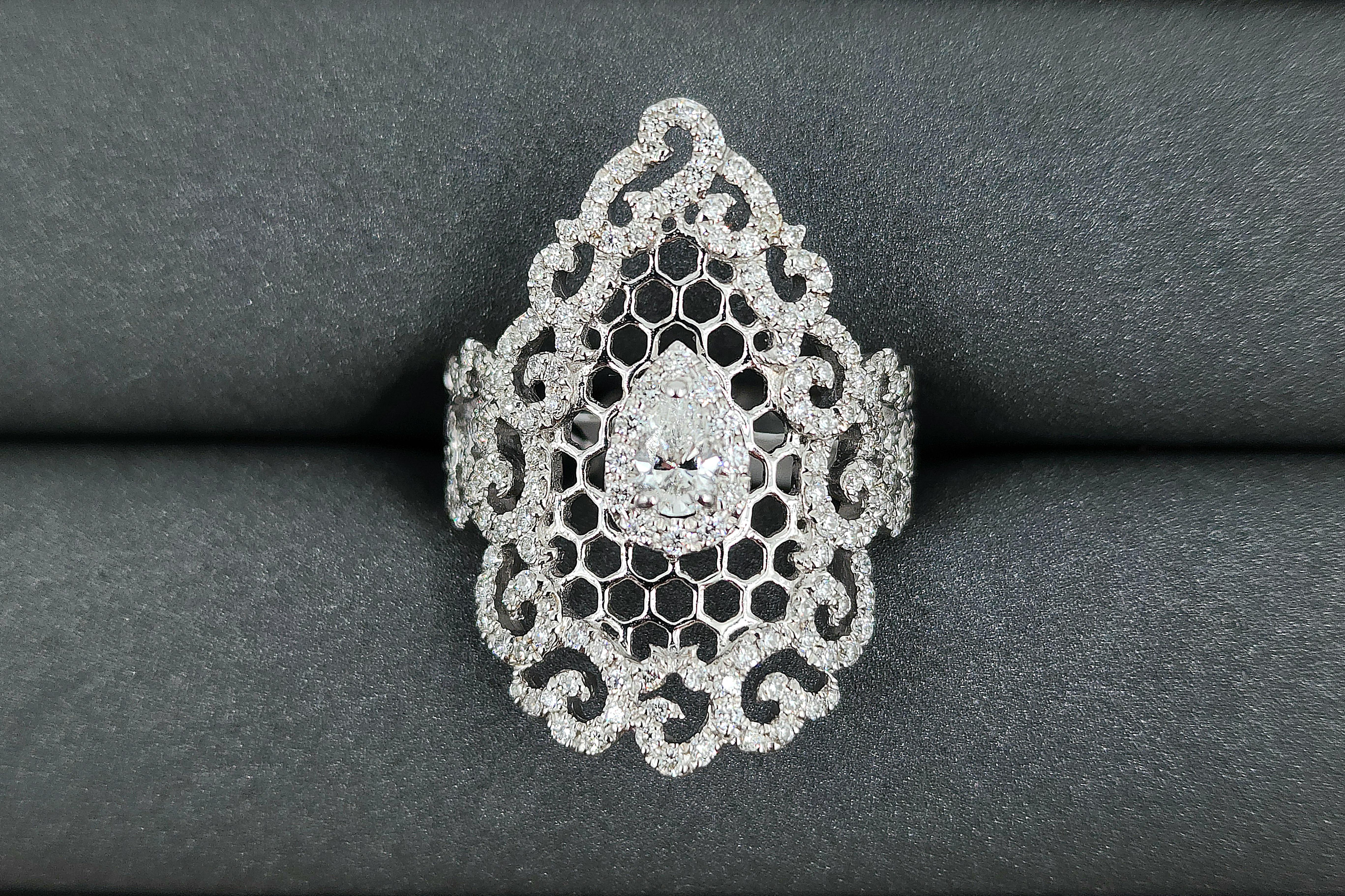 Gorgeous 1.22 Carat Pear Diamond Ring in 18k White Gold For Sale 3