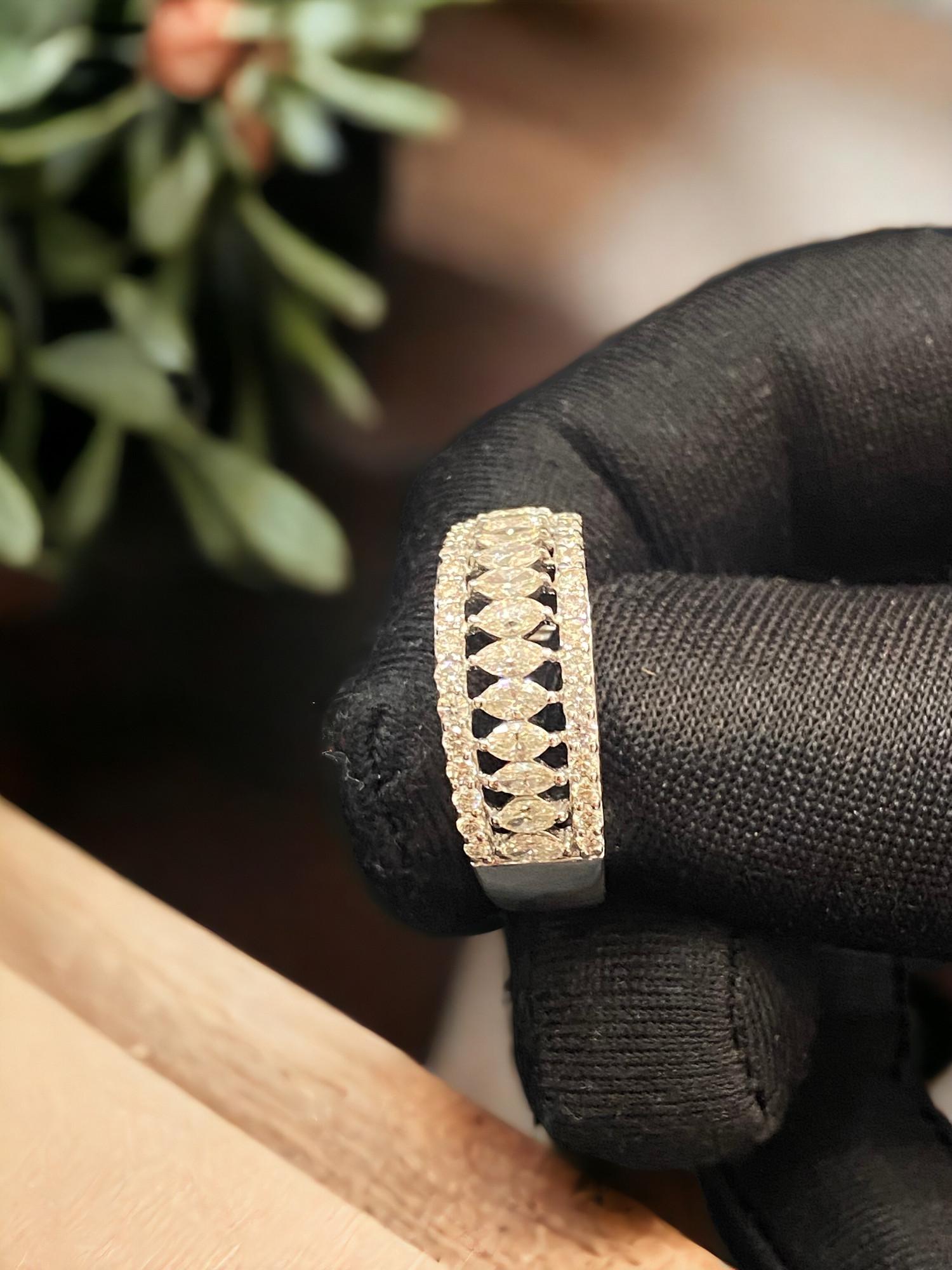 This ring embodies glamour in its purest, most blissful form. Treat yourself to this breathtakingly stunning ring, featuring 1.22 carats of marquise and round brilliant cut diamonds in 14K gold. It's designed to make you smile and shine