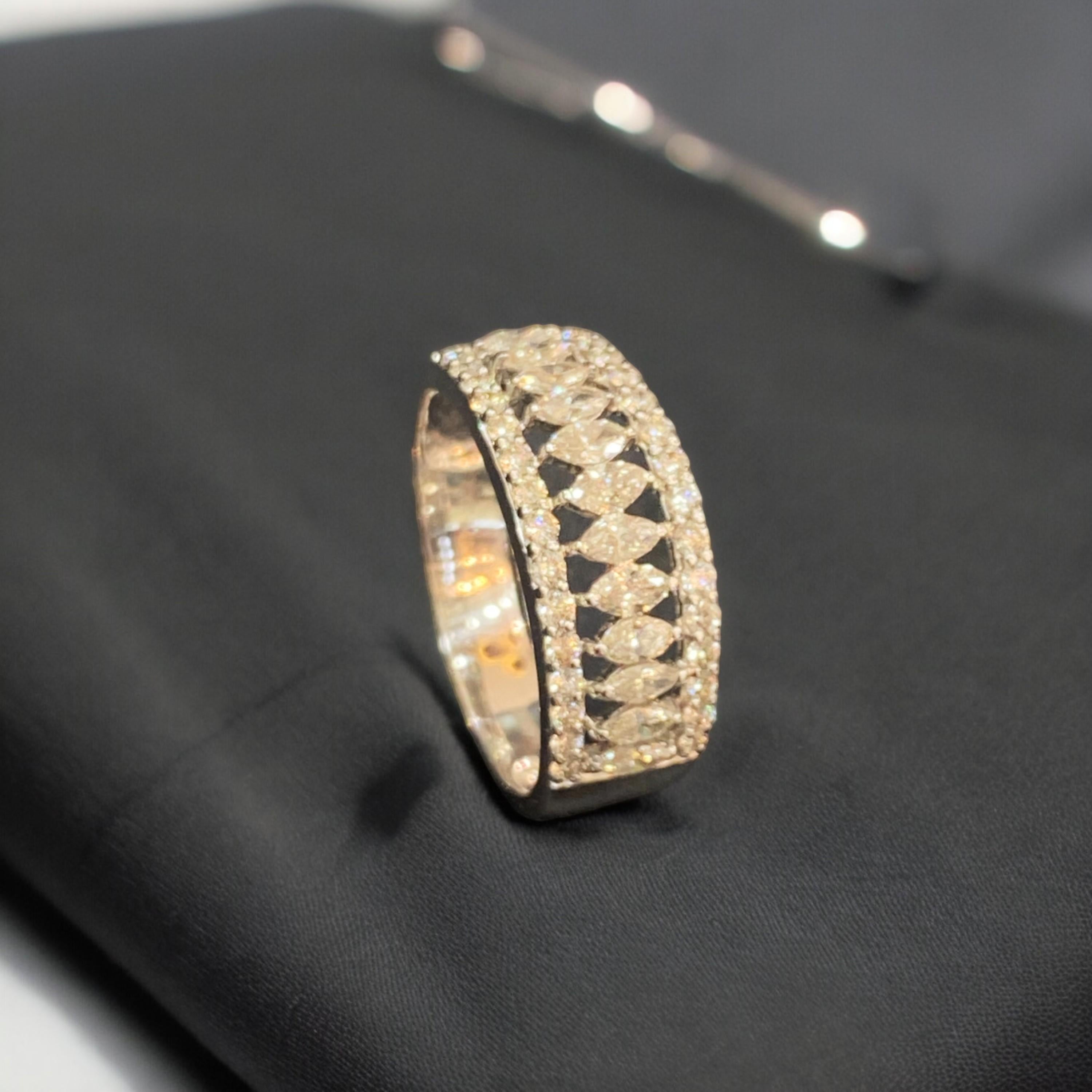 Contemporary 1.22 Cts Marquise Round Shape F/VS1 Diamonds Engagement Band Ring 14K White Gold For Sale