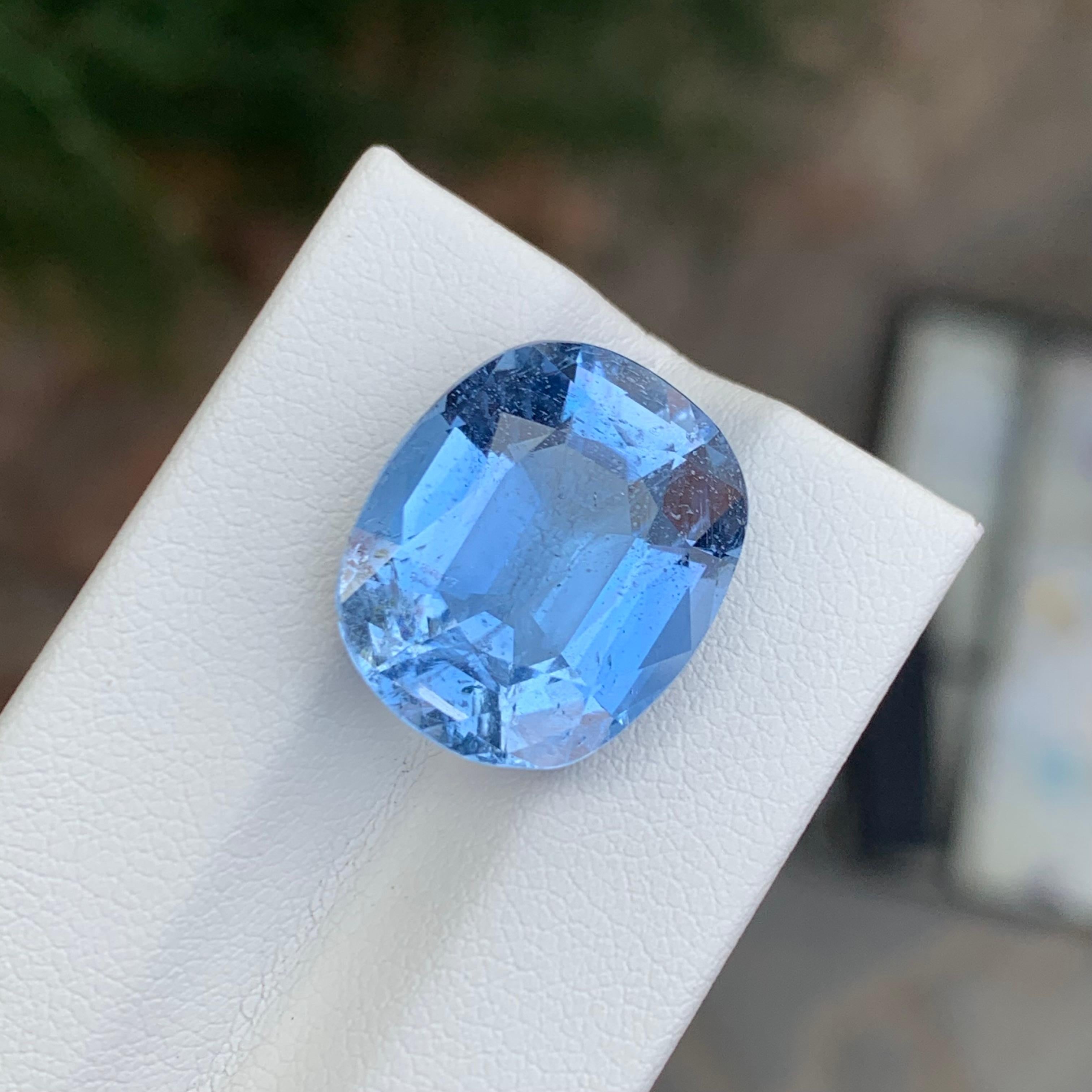 Facettierter Goshenit

Gewicht: 12,20 Karat
Abmessung: 16.7 x 14.1 x 8.6 Mm
Herkunft: Pakistan
Die Form: Oval
Farbe: Blau
Zertifikat; auf Kundenwunsch
Klarheit: Eingeschlossen 
.
Der Goshenit, ein fesselnder und ursprünglicher Edelstein, gehört zur