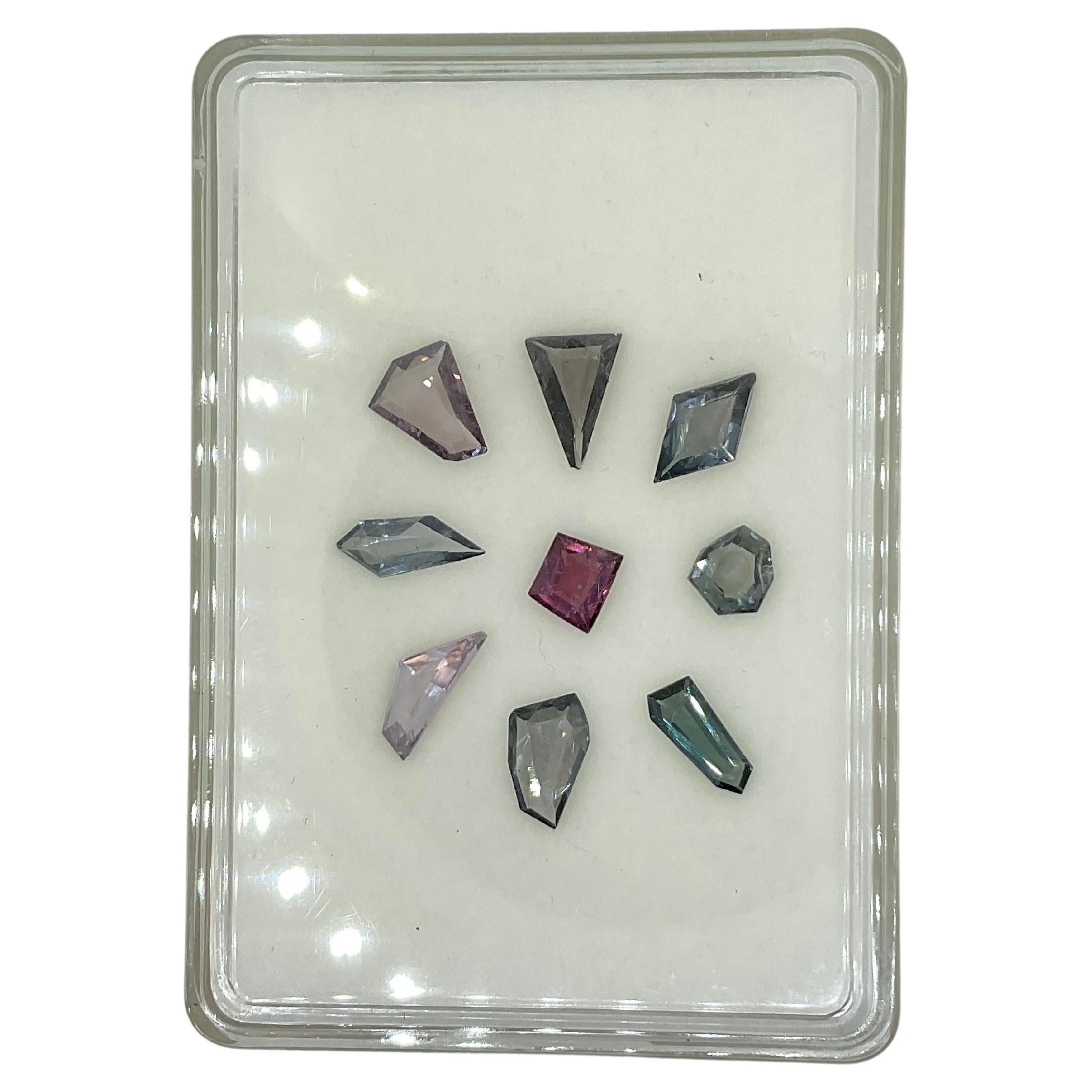 12.20 quilates espinela gris y rosa talla fantasía gema natural para alta joyería

Gema Espinela
Peso: 12,20 quilates
Tamaño: 7x7 A 7x11 MM
Piezas: 9
Forma: Piedras talla fantasía