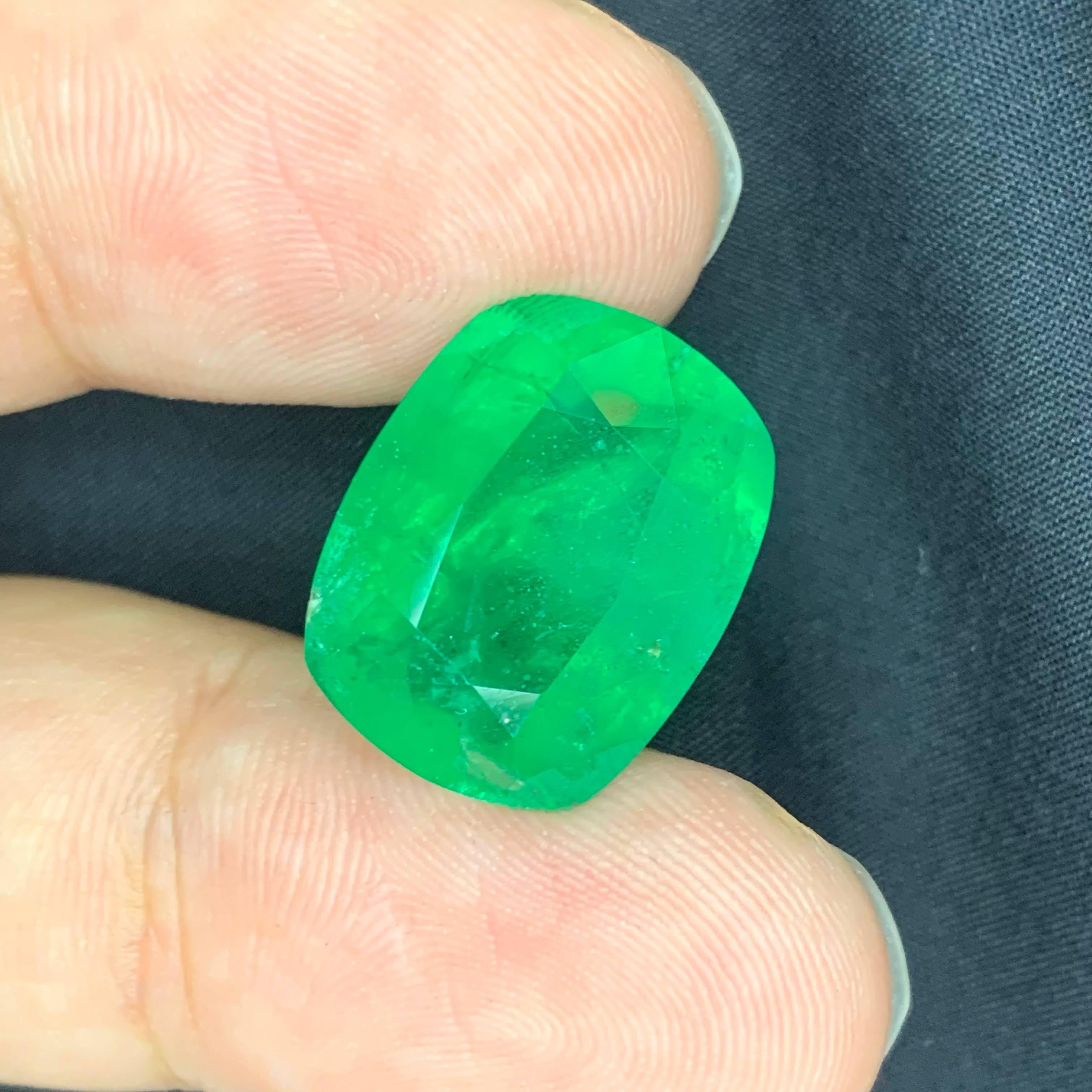 Moderne 12.20 carats Vivid Green Emerald Stone Cushion Cut Natural African Gemstone (pierre précieuse africaine) en vente