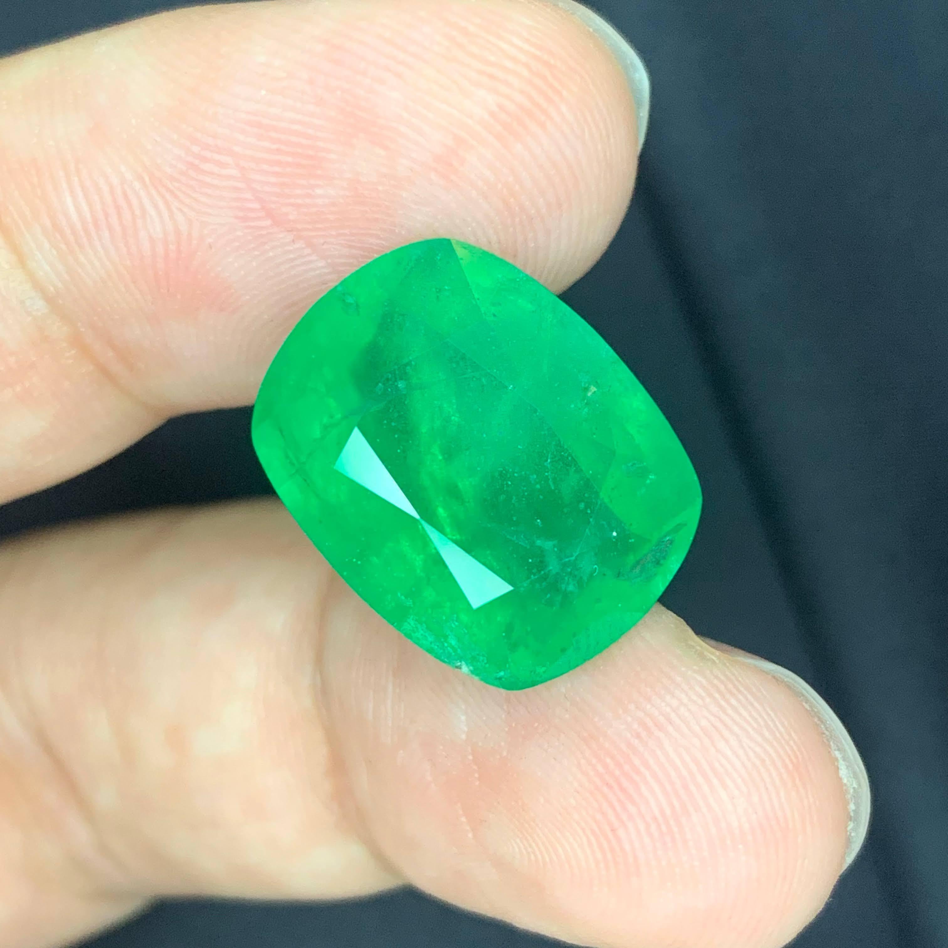 Taille coussin 12.20 carats Vivid Green Emerald Stone Cushion Cut Natural African Gemstone (pierre précieuse africaine) en vente